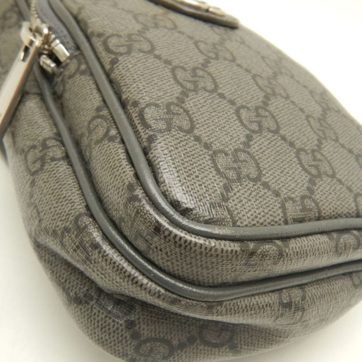 Gucci Gray Gg Supreme Canvas Sling Bag (Pre-Owned)