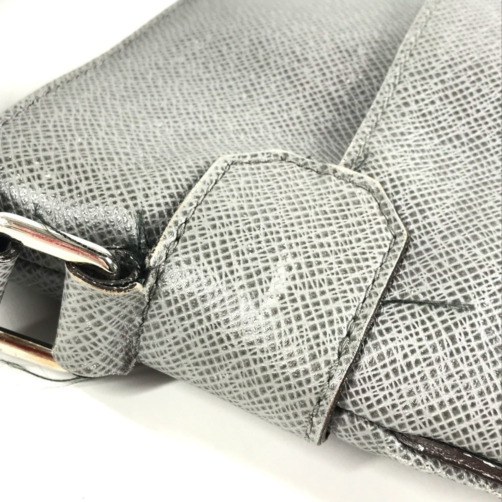 Louis Vuitton Glacier Gray Taiga Leather Leather Pochette Shoulder Bag (Pre-Owned)