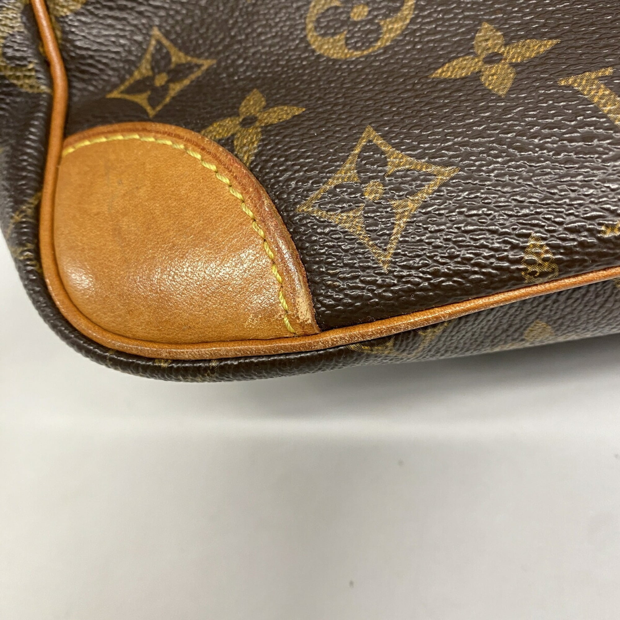 Louis Vuitton Brown Shoulder Bag (Pre-Owned)
