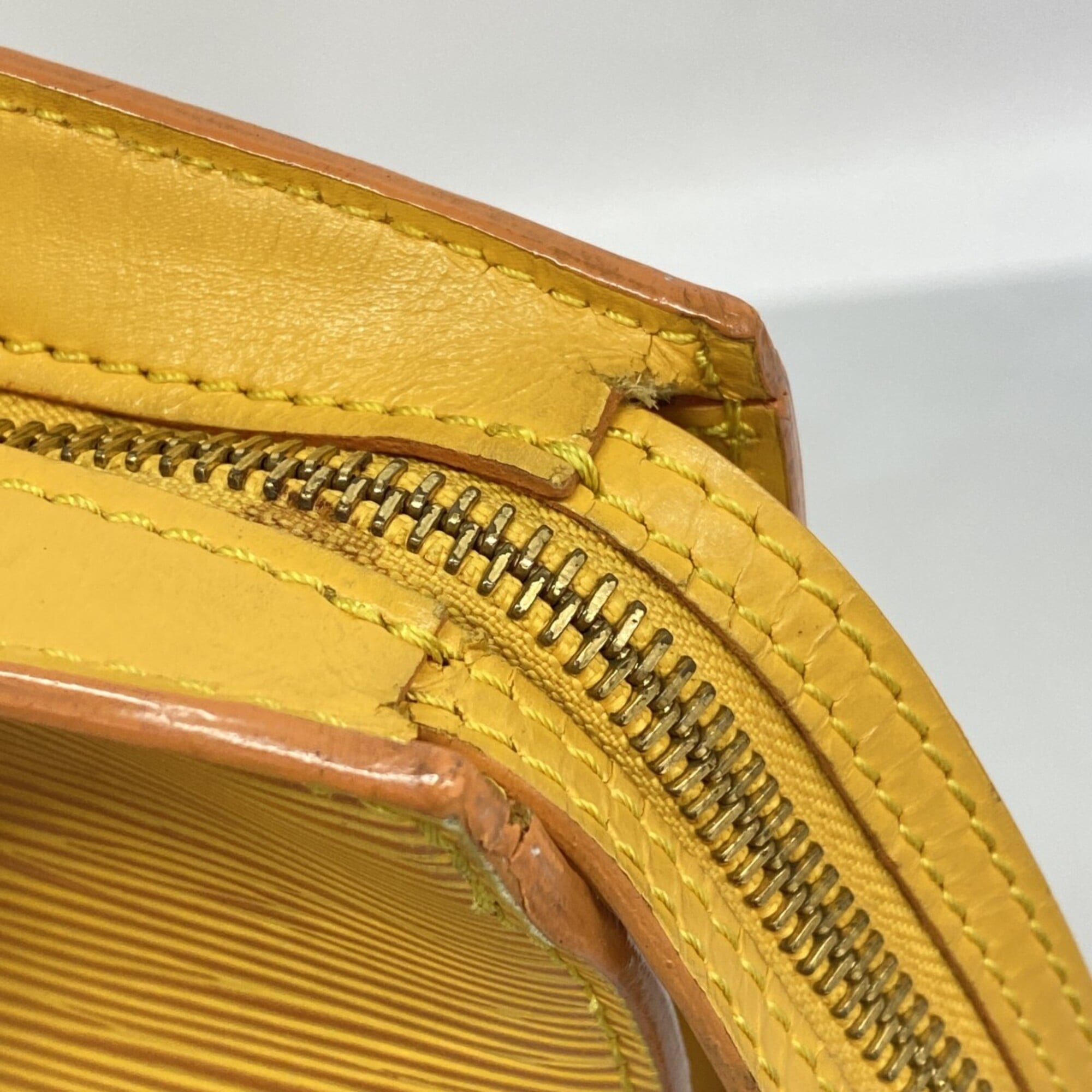 Louis Vuitton Jaune Shoulder Bag (Pre-Owned)
