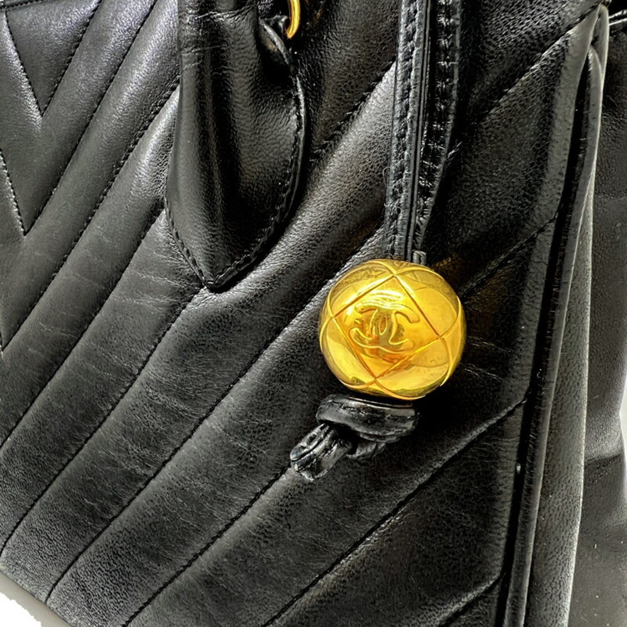 Chanel Black Leather Handbag (Pre-Owned)