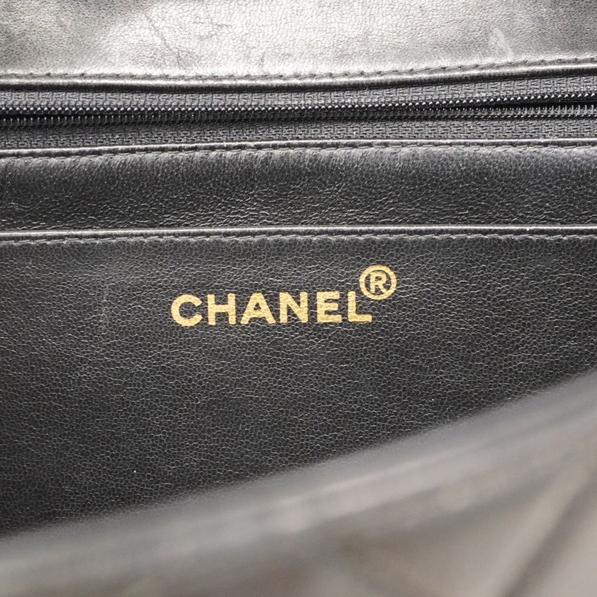 Chanel Black Leather Shoulder Bag (Pre-Owned)