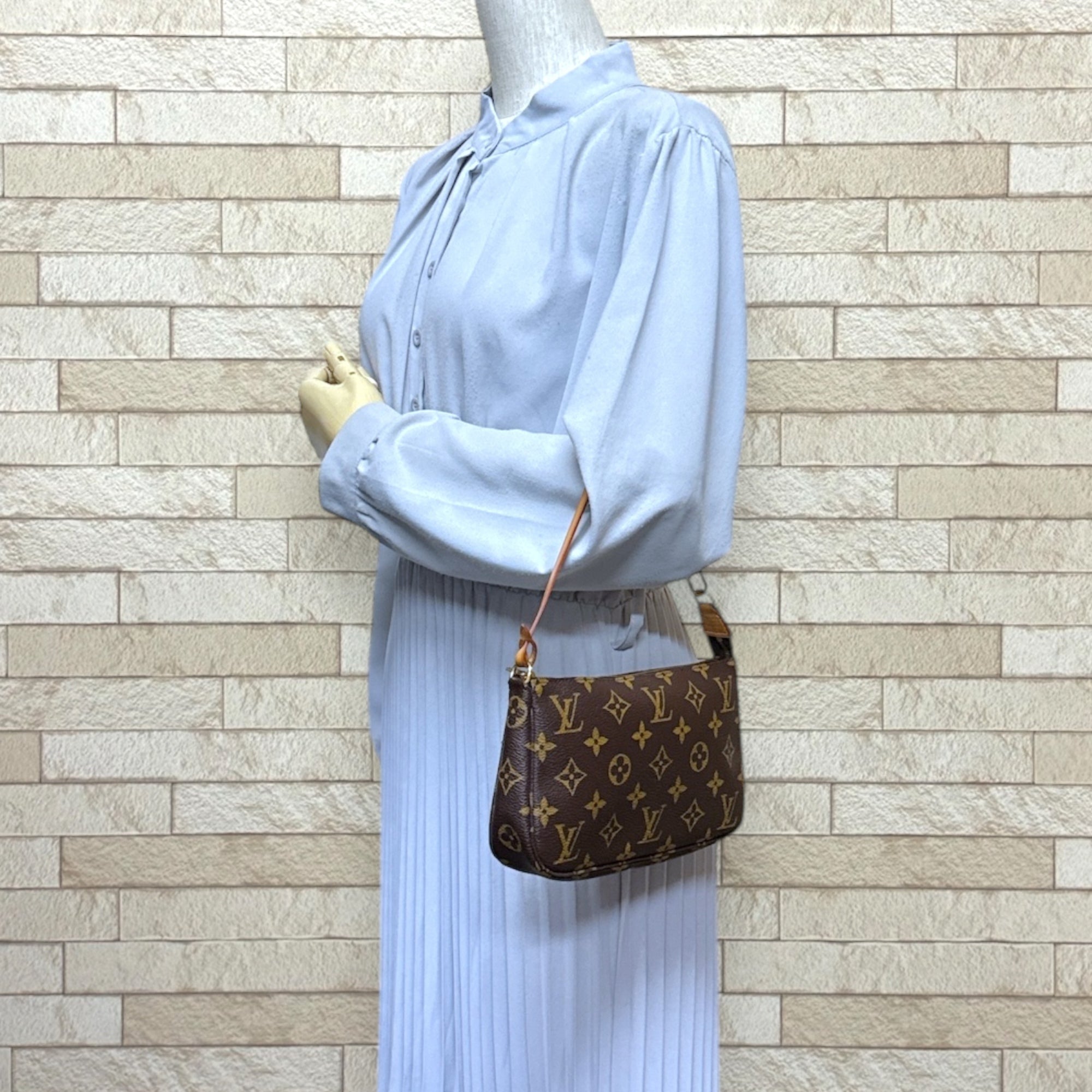 Louis Vuitton Brown Monogram Handbag (Pre-Owned)