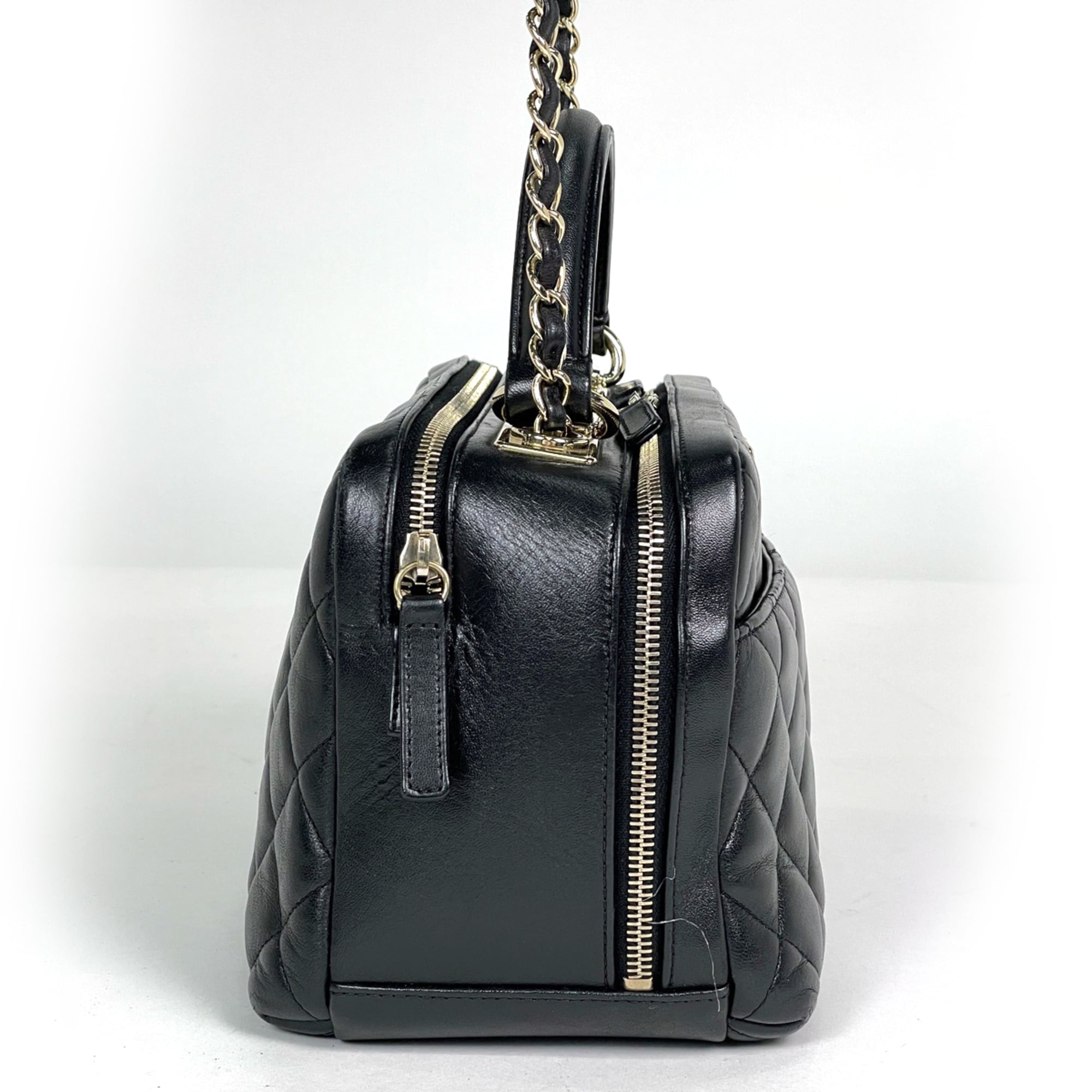Chanel Black Leather Handbag (Pre-Owned)