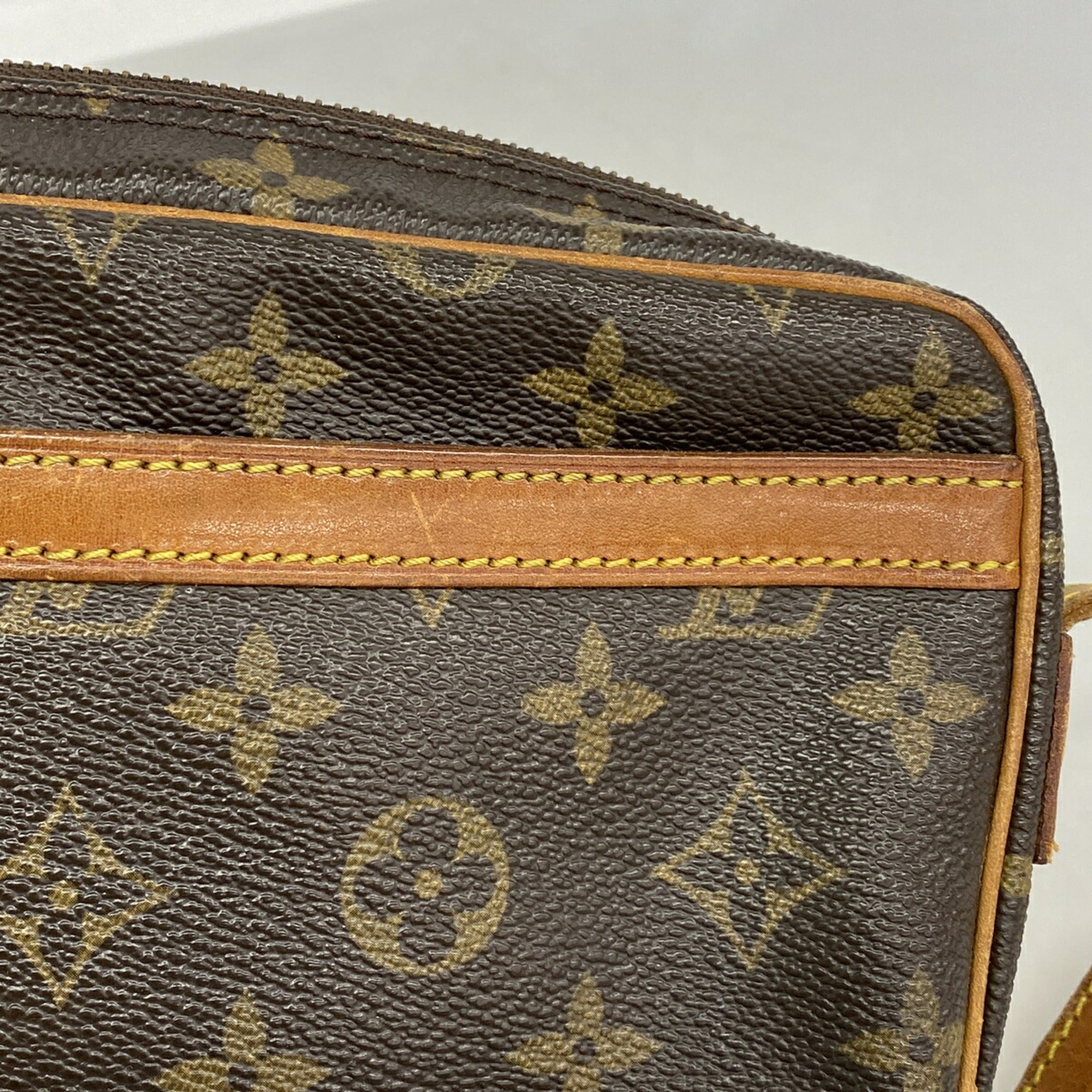Louis Vuitton Brown Shoulder Bag (Pre-Owned)