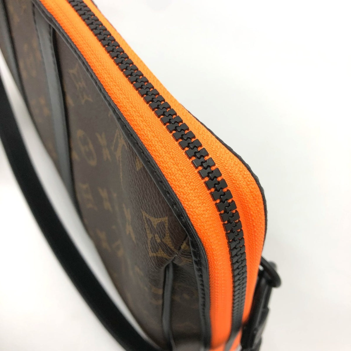 Louis Vuitton Brown Monogram Monogram Handbag (Pre-Owned)
