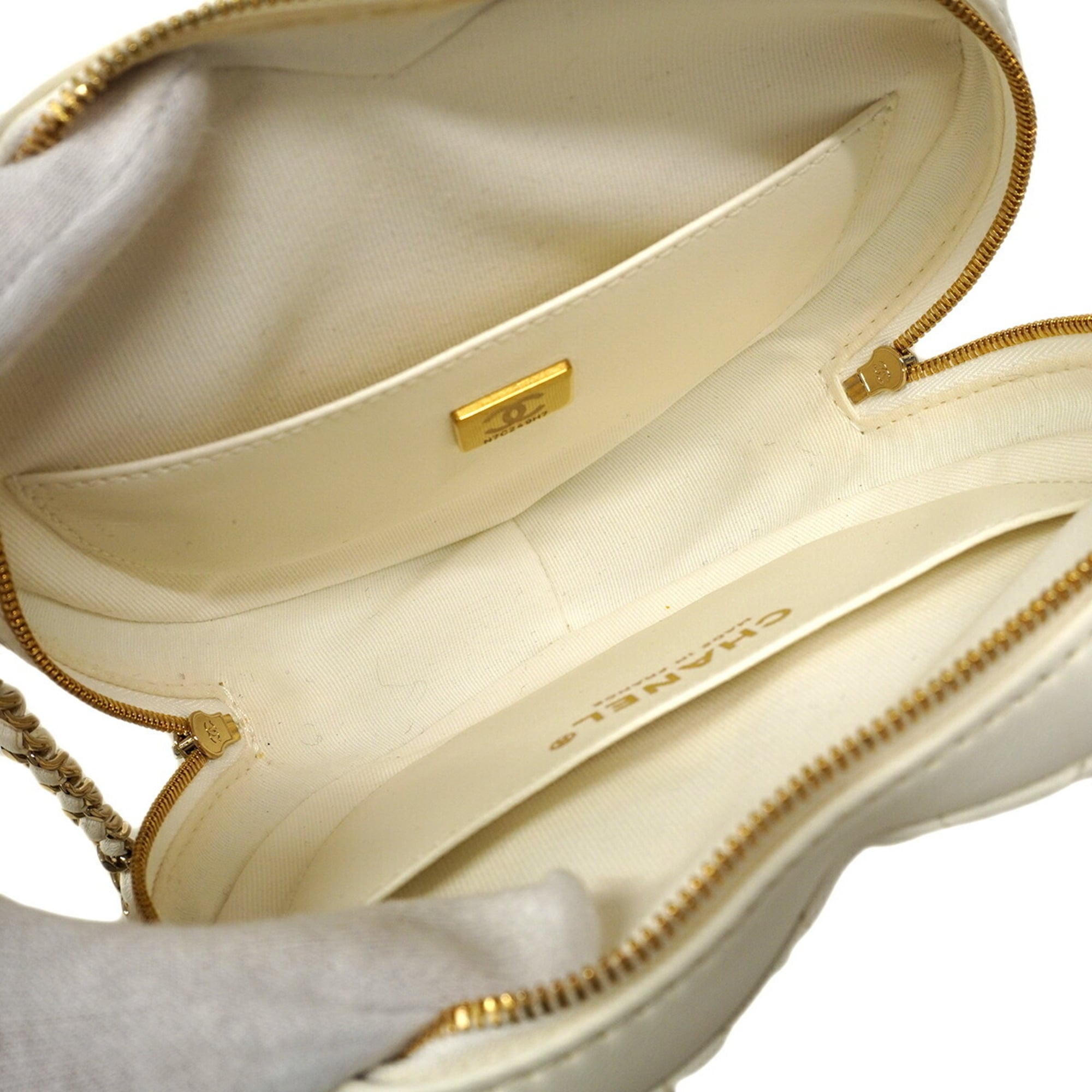 Chanel White Leather Shoulder Bag (Pre-Owned)