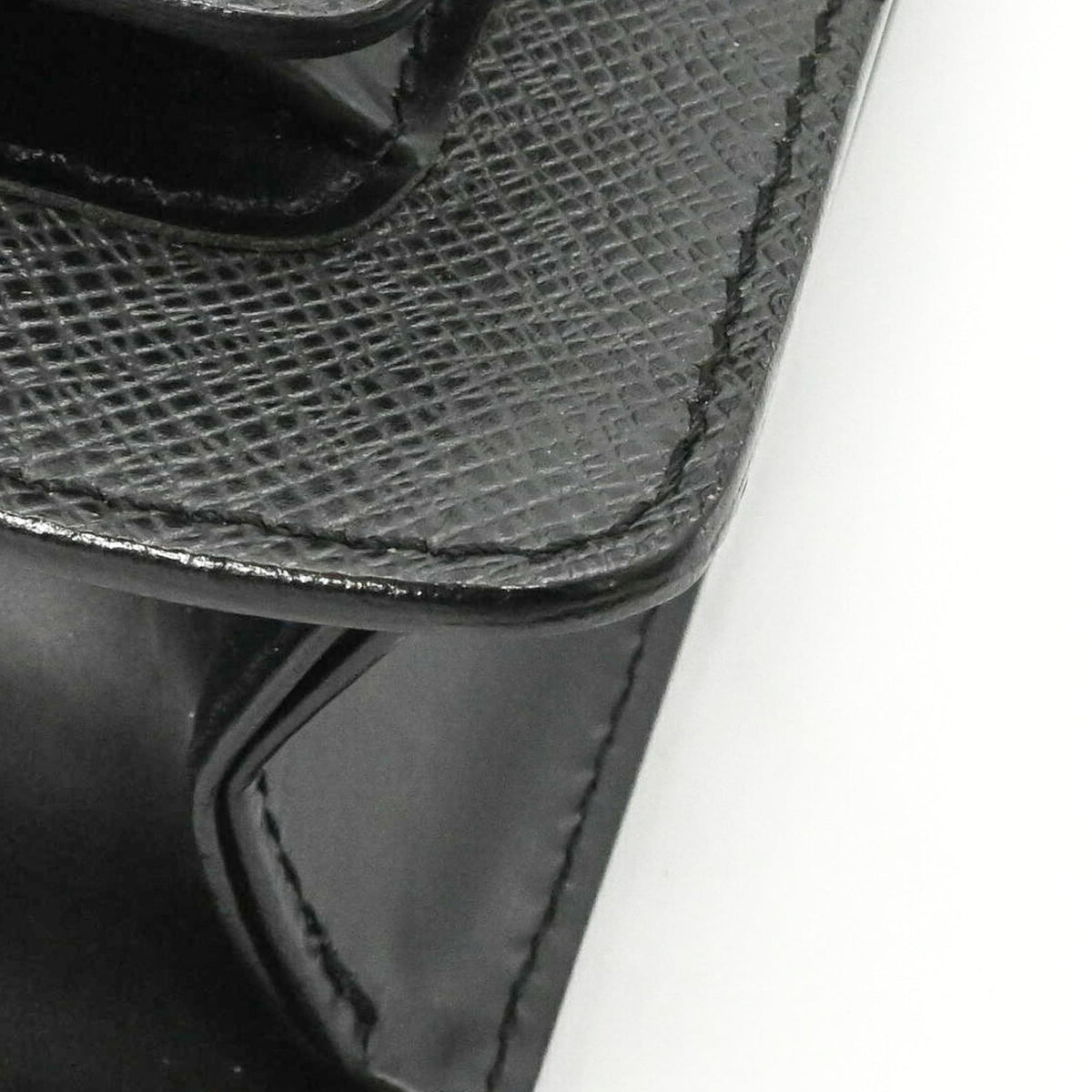 Louis Vuitton Black Taiga Leather Leather Handbag (Pre-Owned)
