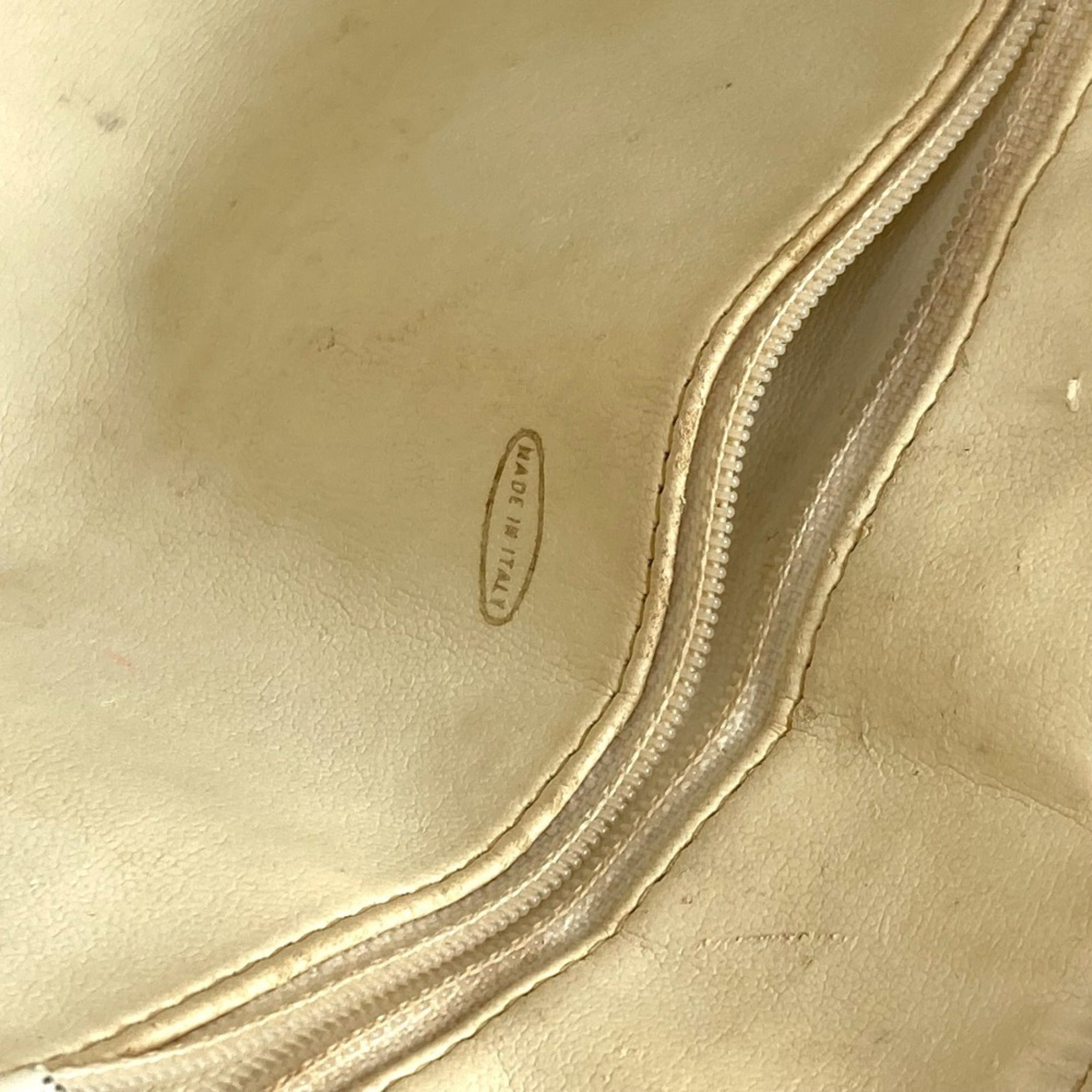 Chanel White Leather Shoulder Bag (Pre-Owned)