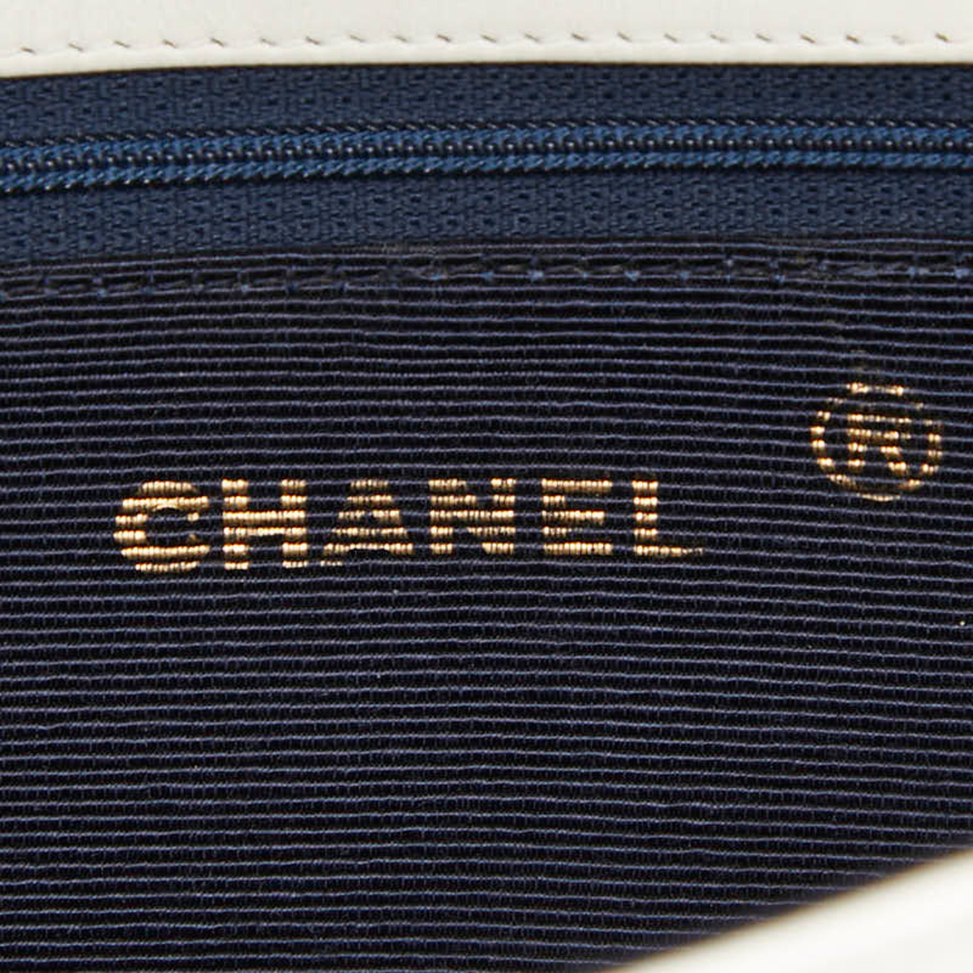 Chanel White Leather Shoulder Bag (Pre-Owned)