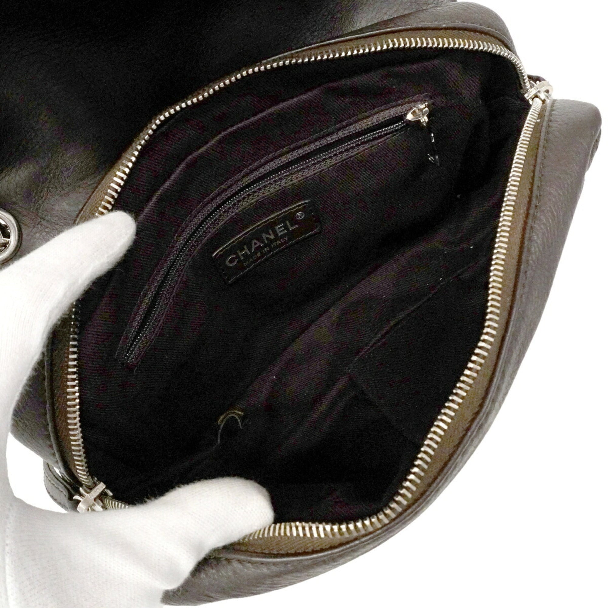 Chanel Brown Leather Shoulder Bag (Pre-Owned)