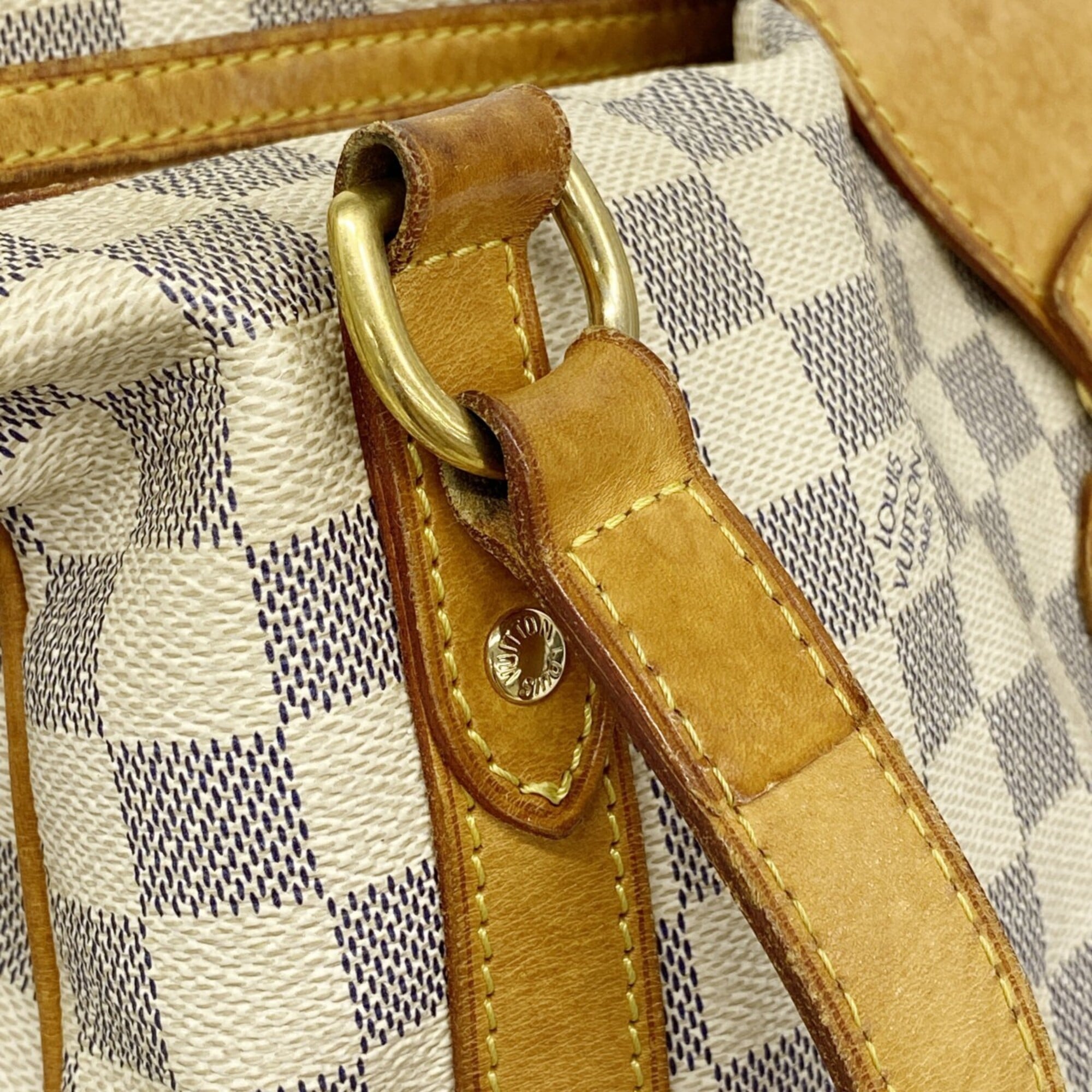 Louis Vuitton White Shoulder Bag (Pre-Owned)