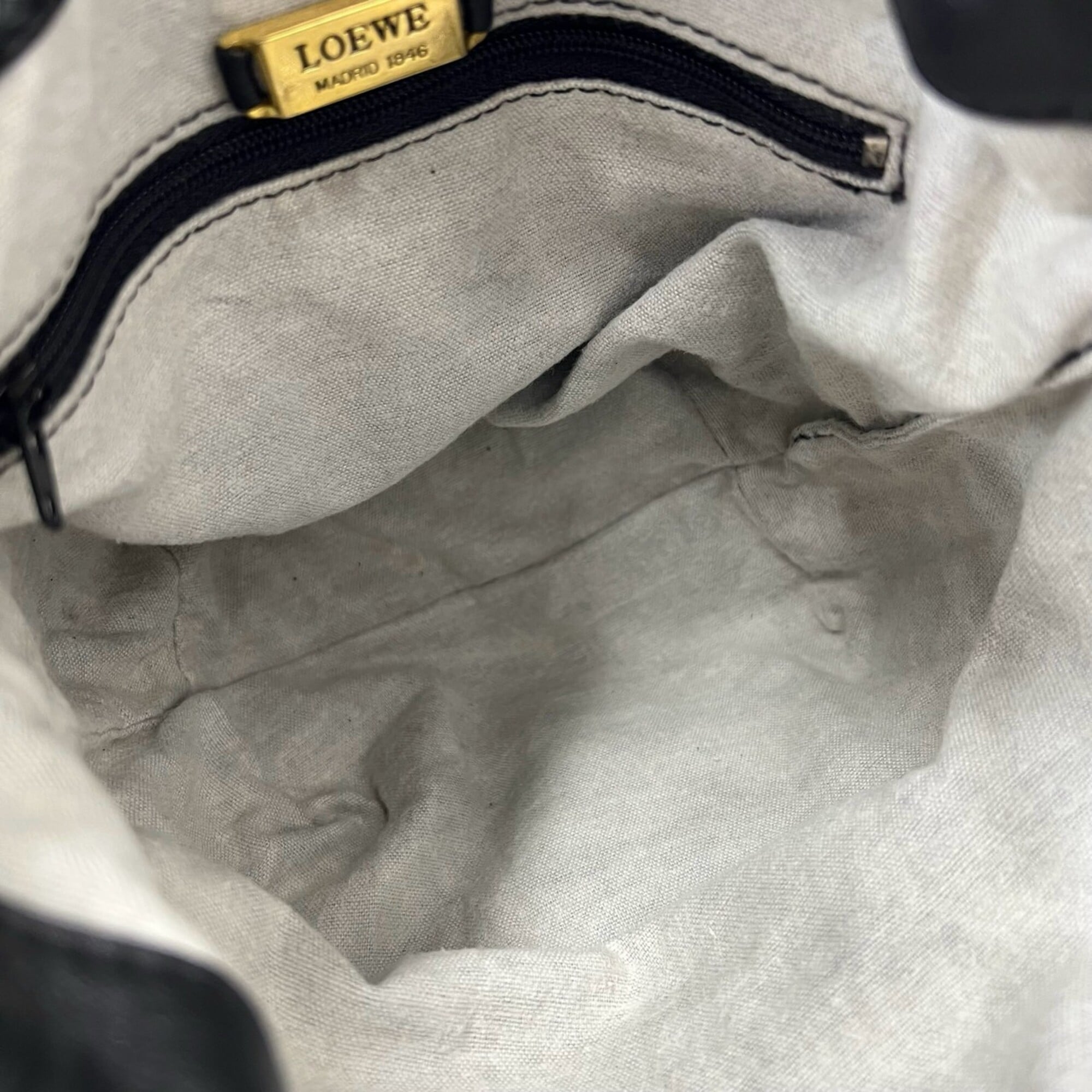 Loewe Black Leather Shoulder Bag (Pre-Owned)