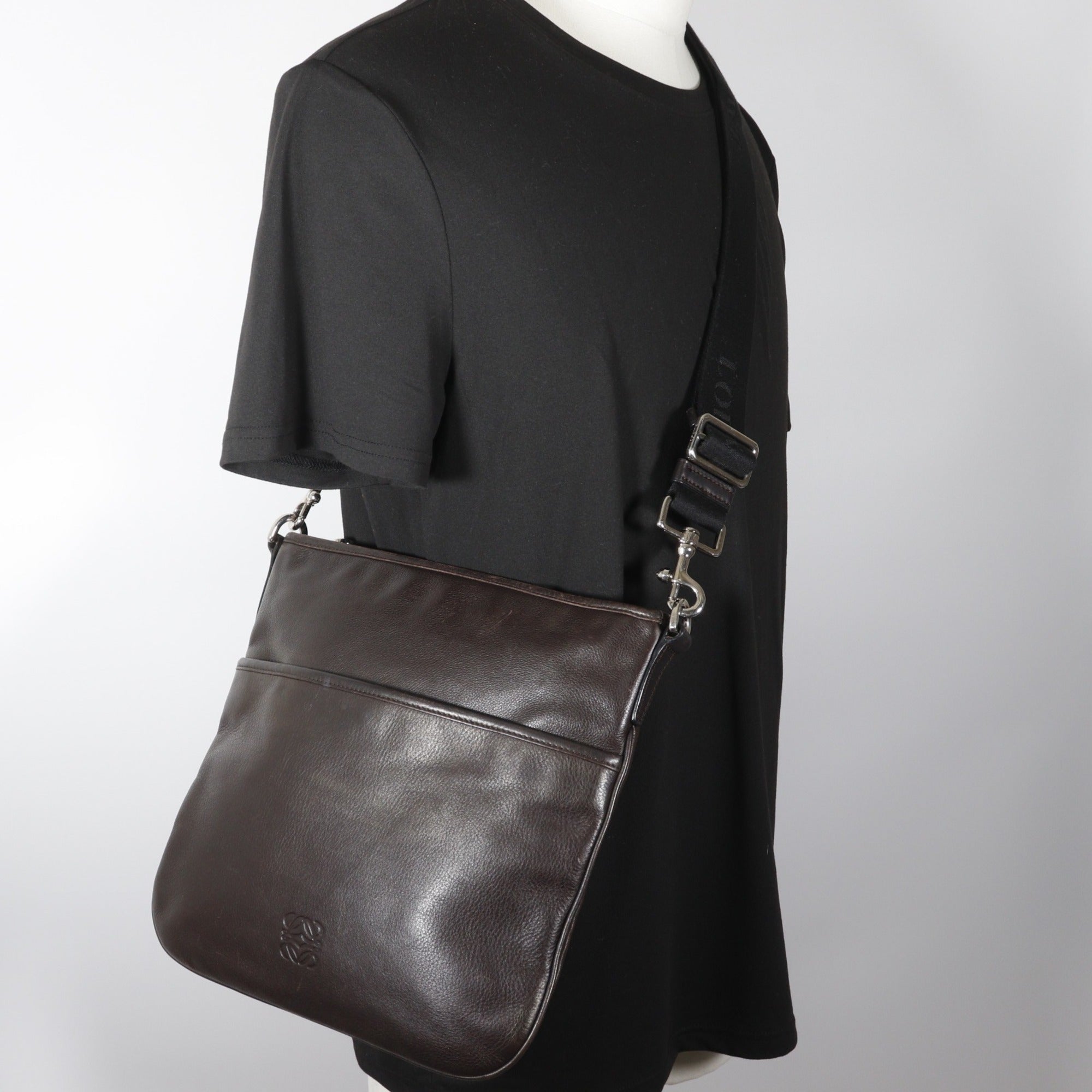 Loewe Black Leather Shoulder Bag (Pre-Owned)