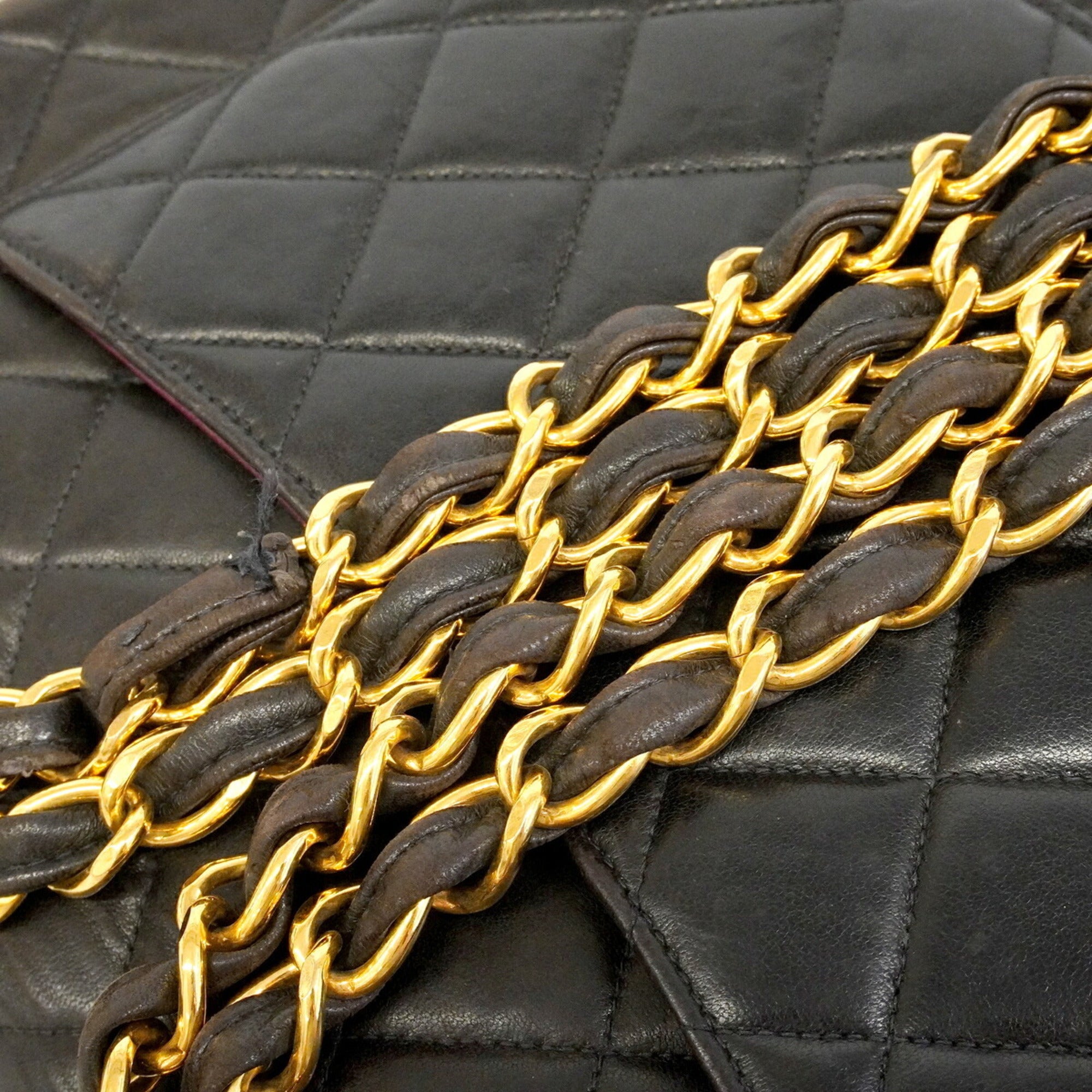 Chanel Black Leather Shoulder Bag (Pre-Owned)
