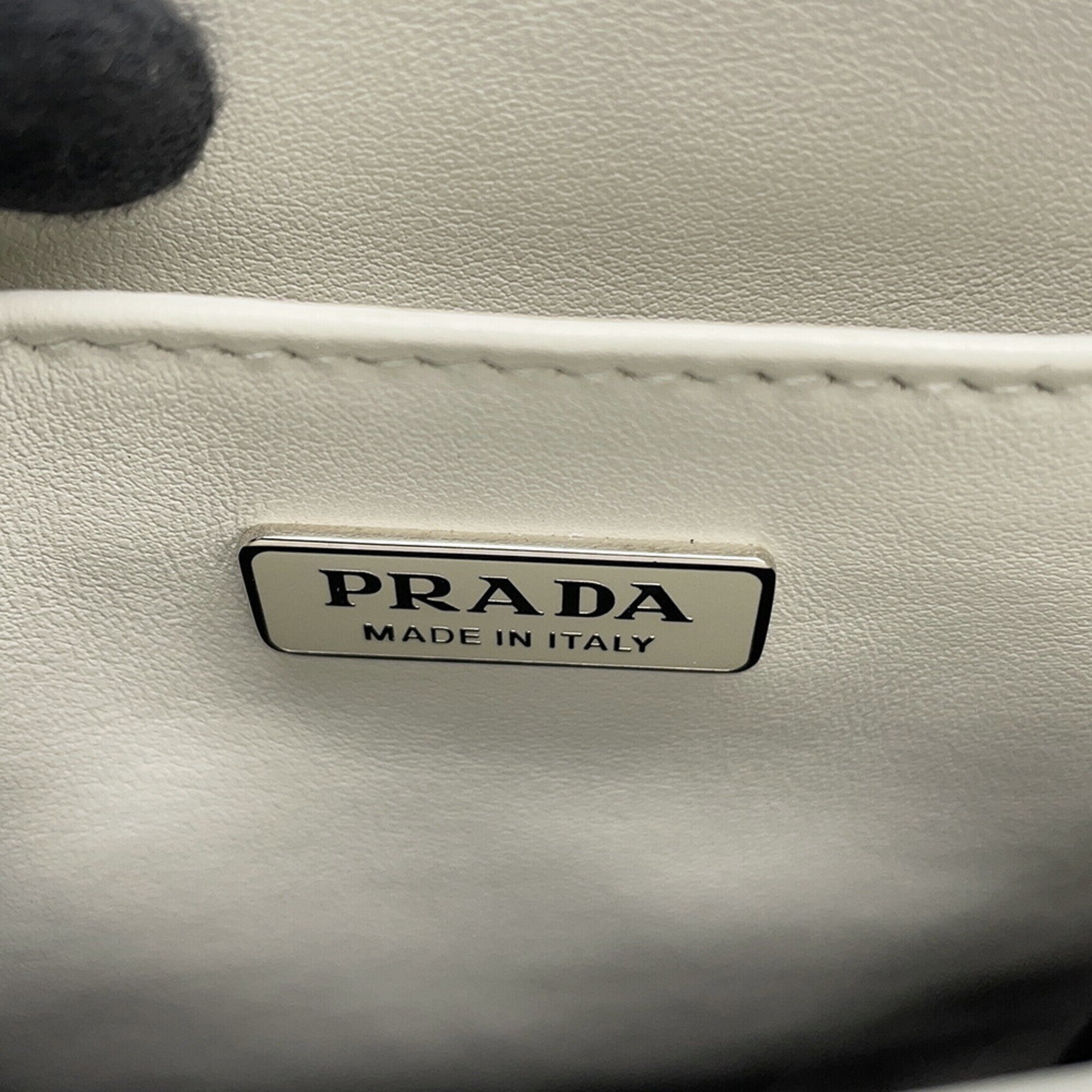 Prada White Leather Handbag Shoulder Bag (Pre-Owned)