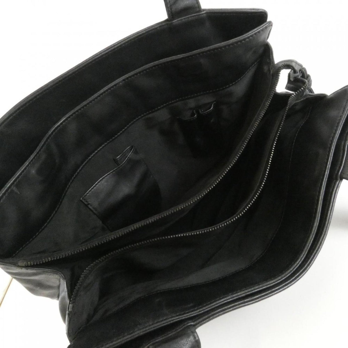Chanel Black Leather Handbag (Pre-Owned)