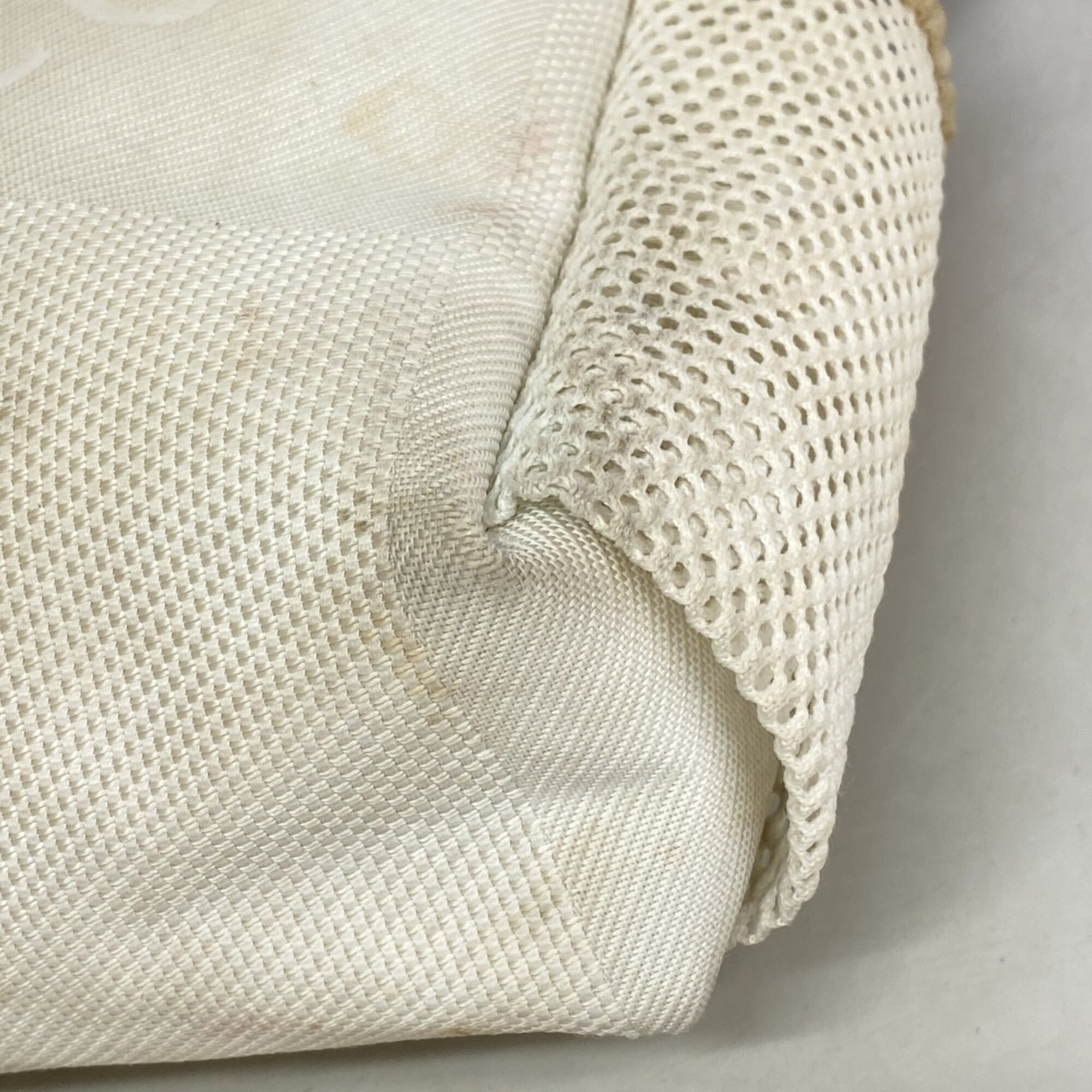 Louis Vuitton White Shoulder Bag (Pre-Owned)