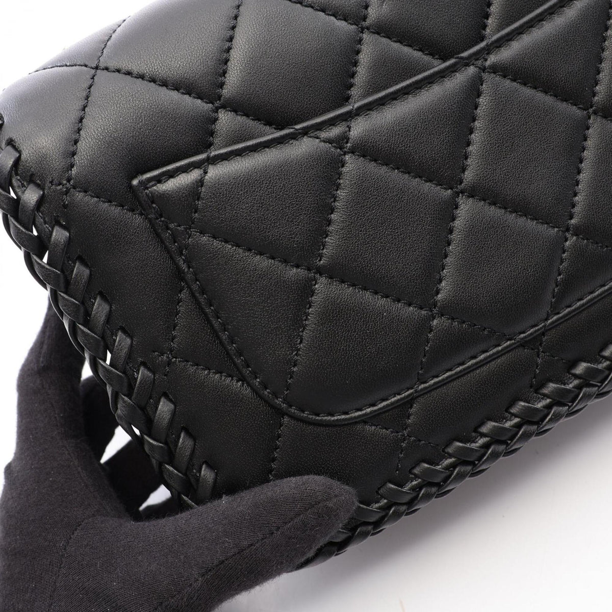 Chanel Black Leather Shoulder Bag (Pre-Owned)