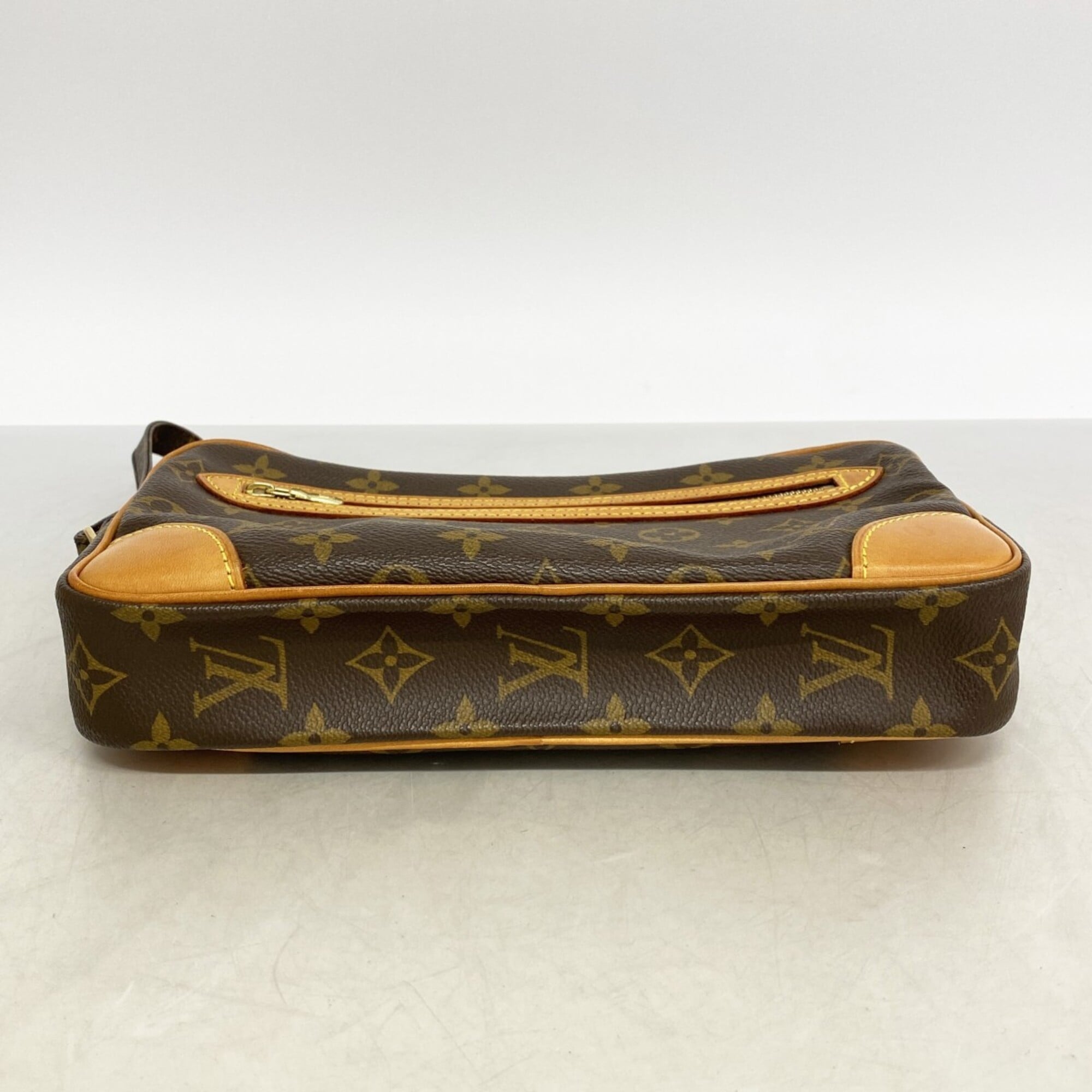 Louis Vuitton Brown Clutch Bag (Pre-Owned)