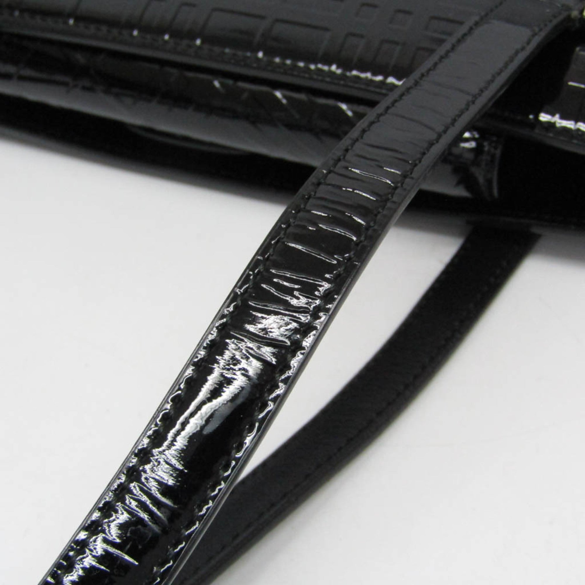 Burberry Black Patent Leather Shoulder Bag (Pre-Owned)