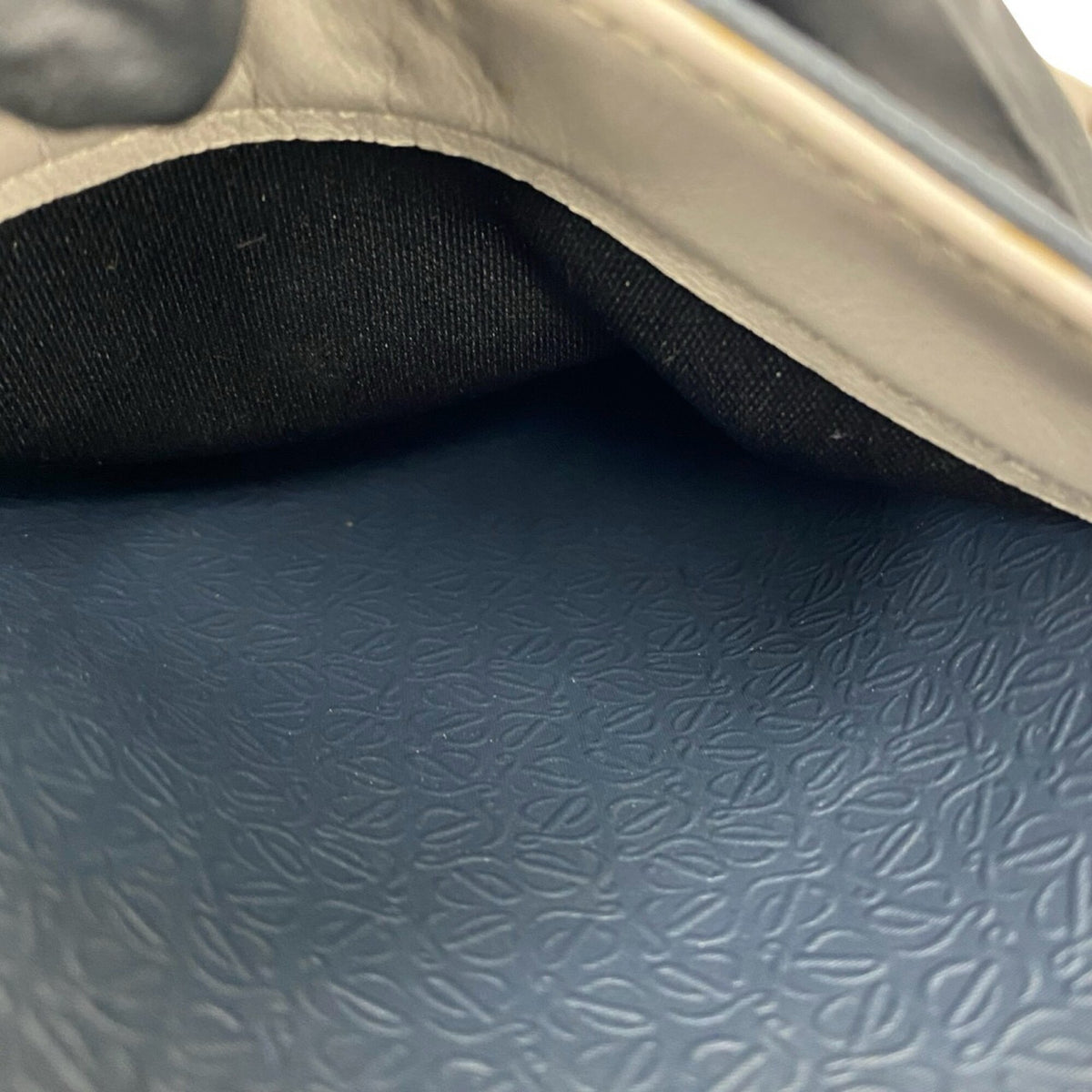 Loewe Beige Navy Leather Pochette Shoulder Bag (Pre-Owned)
