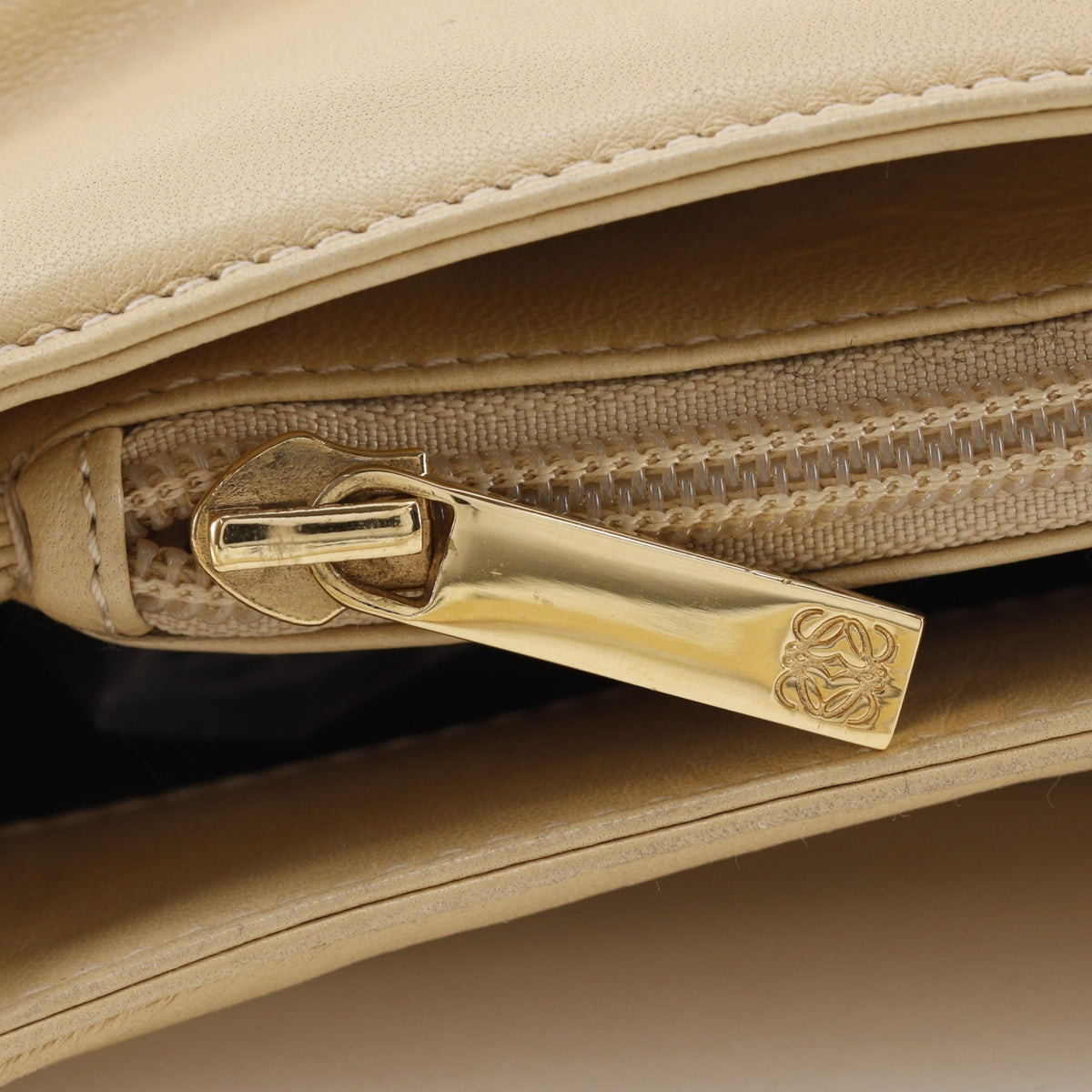 Loewe Beige Shoulder Bag (Pre-Owned)