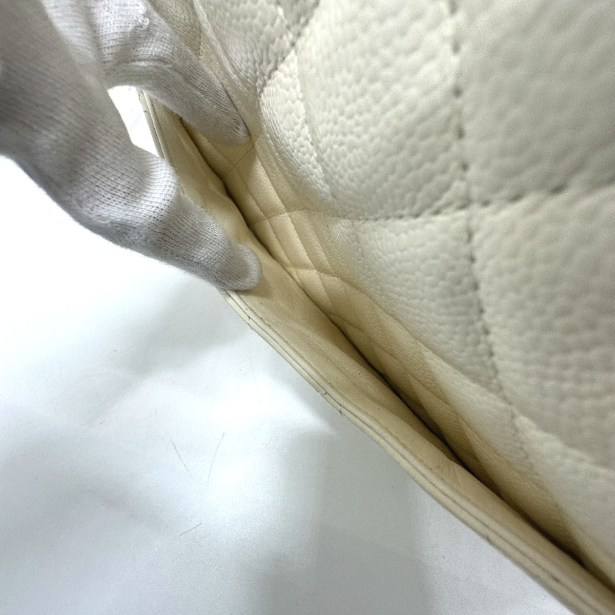 Chanel White Leather Handbag (Pre-Owned)