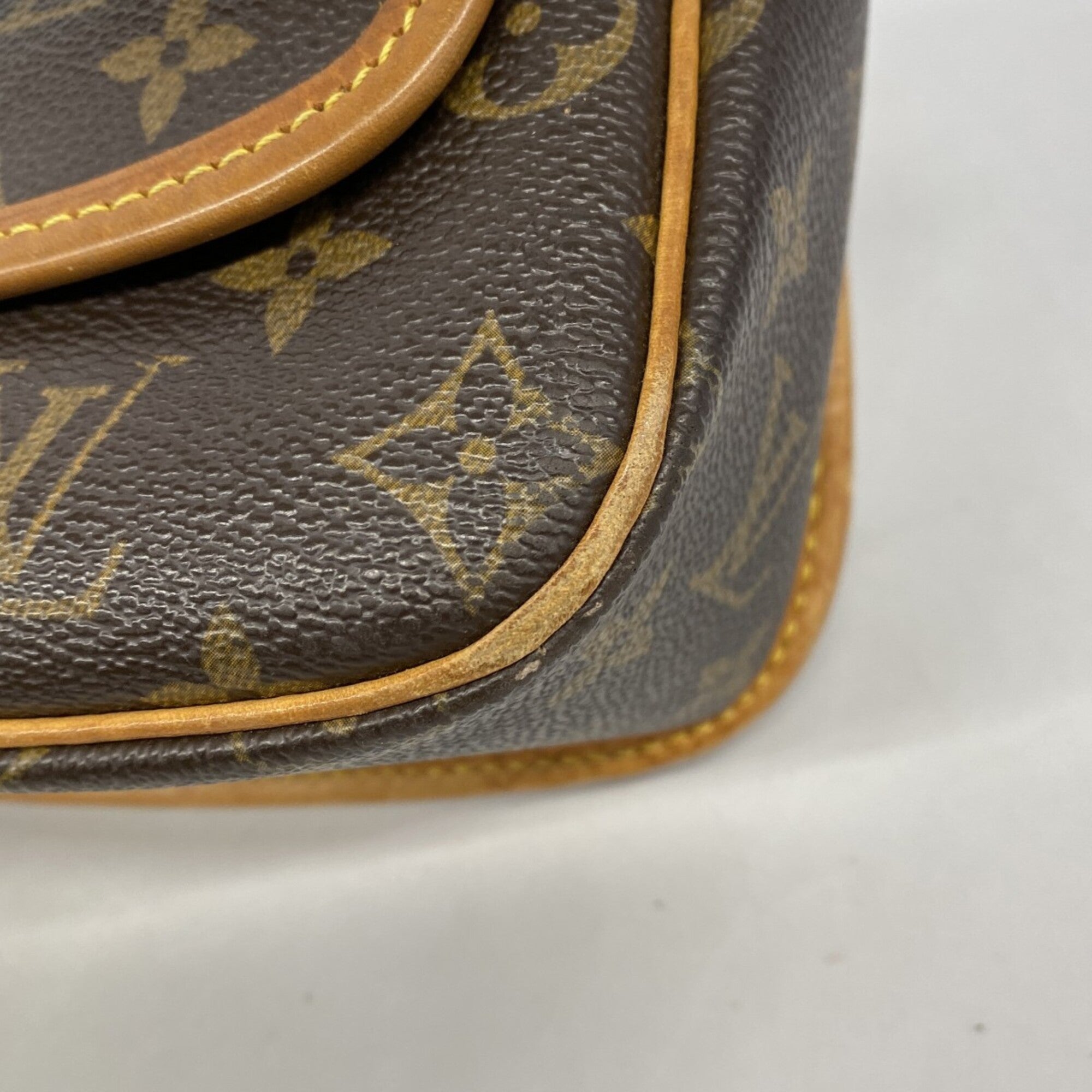 Louis Vuitton Brown Shoulder Bag (Pre-Owned)