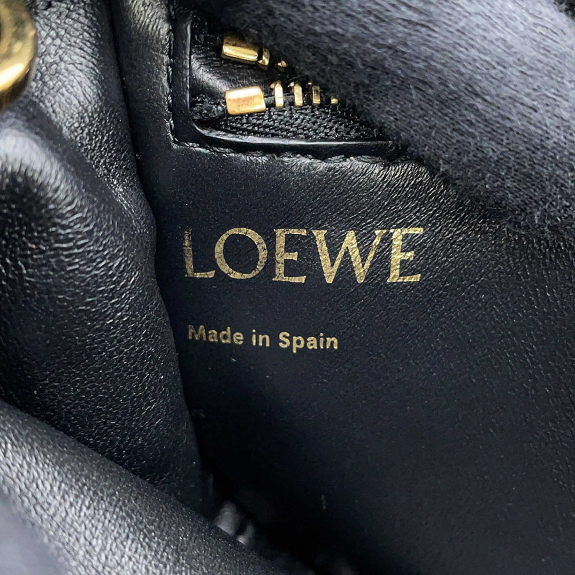 Loewe Black Leather Shoulder Bag (Pre-Owned)