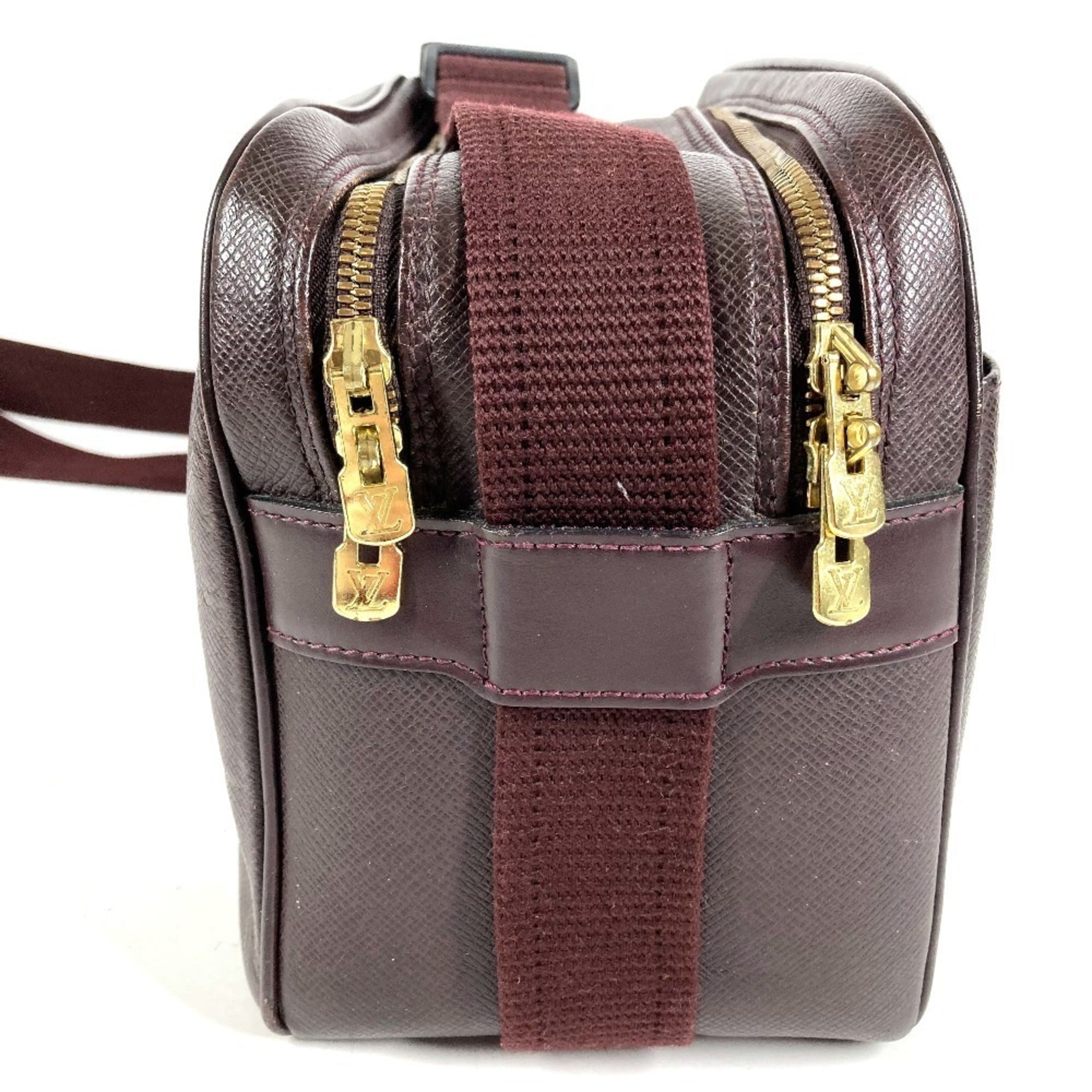 Louis Vuitton Purple Taiga Leather Shoulder Bag (Pre-Owned)