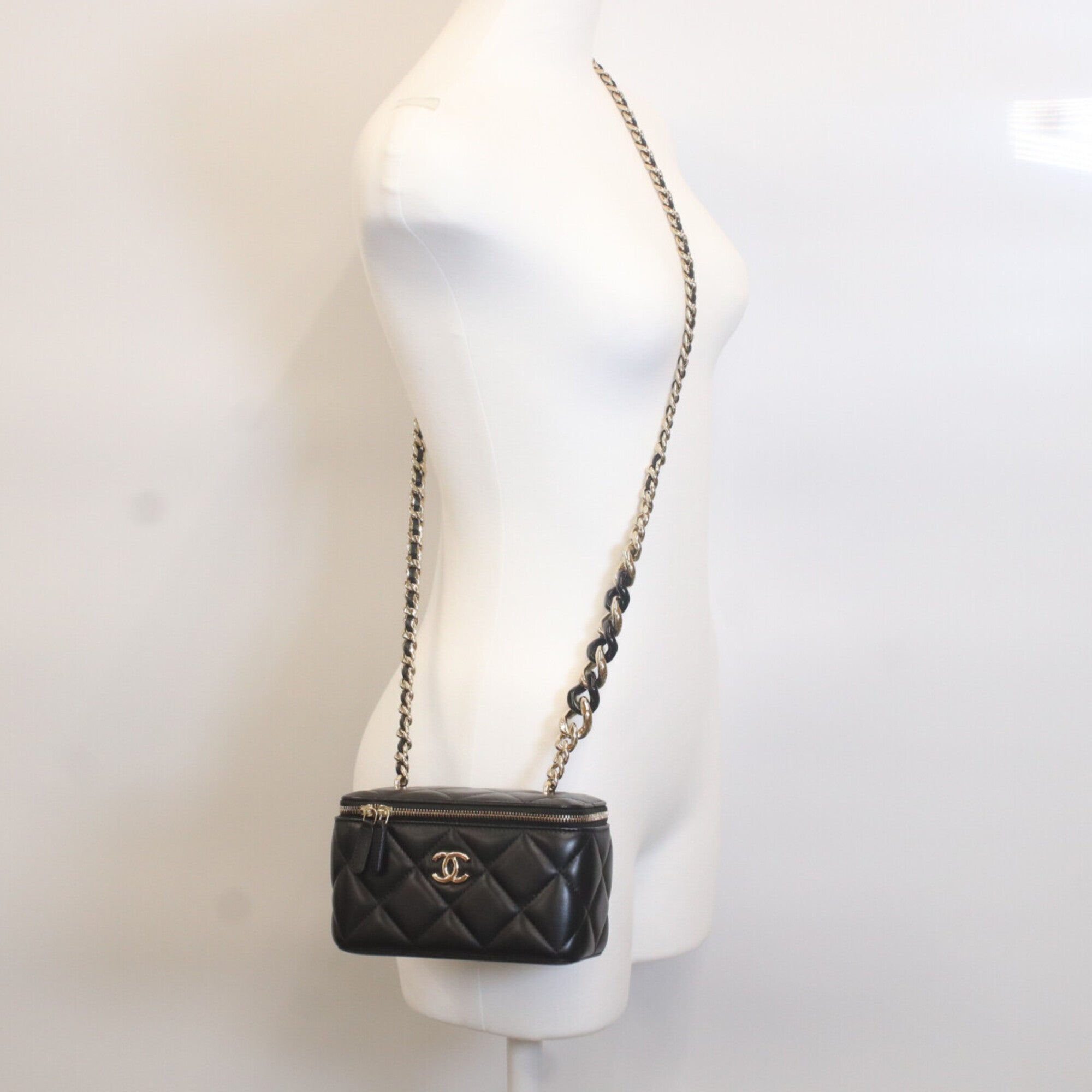 Chanel Black Leather Shoulder Bag (Pre-Owned)