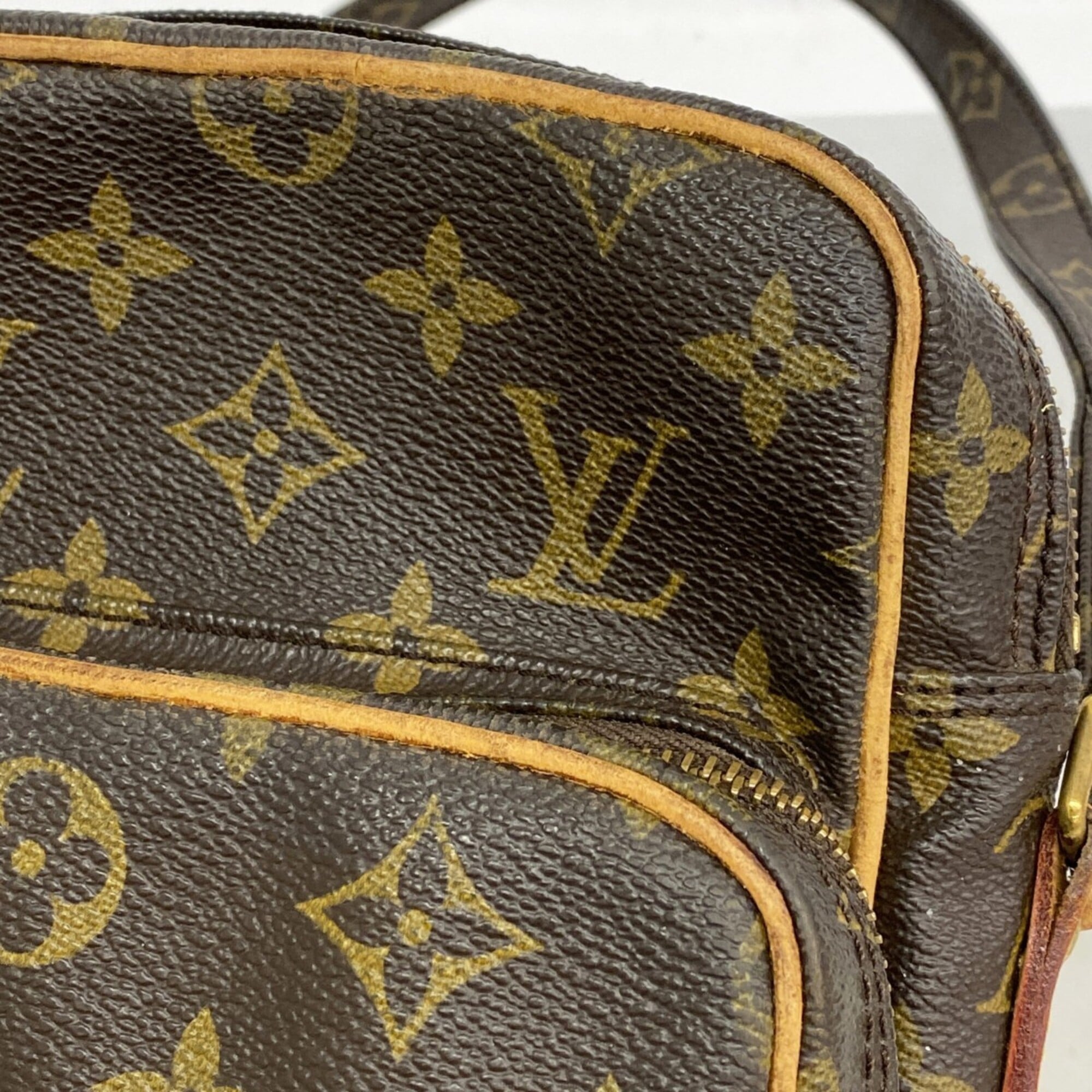 Louis Vuitton Brown Shoulder Bag (Pre-Owned)