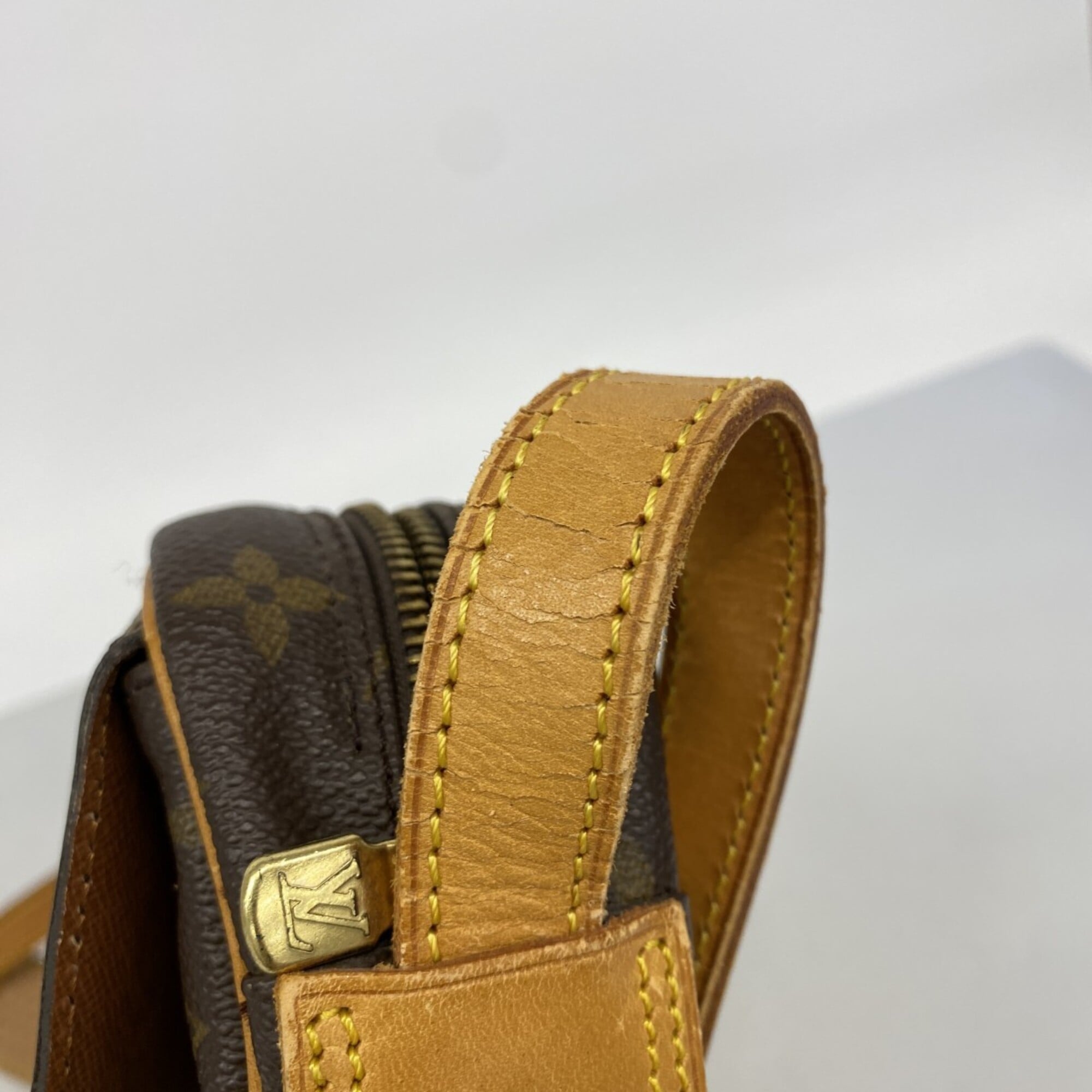 Louis Vuitton Brown Shoulder Bag (Pre-Owned)