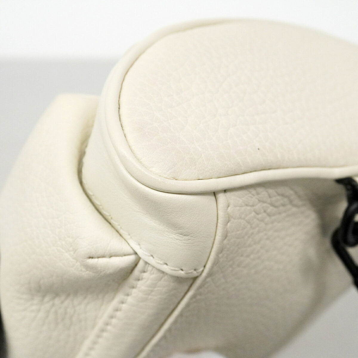 Louis Vuitton Blanc Sling Bag (Pre-Owned)