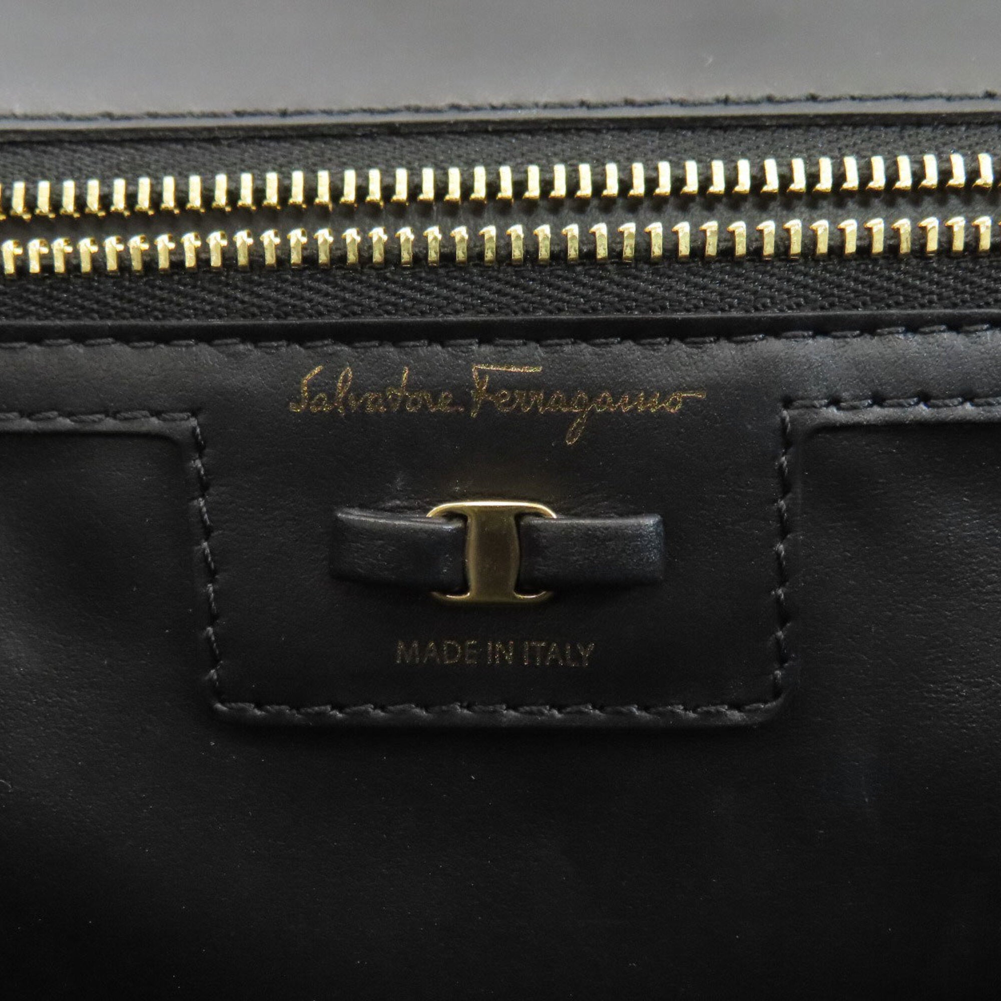 Salvatore Ferragamo Black Leather Shoulder Bag (Pre-Owned)