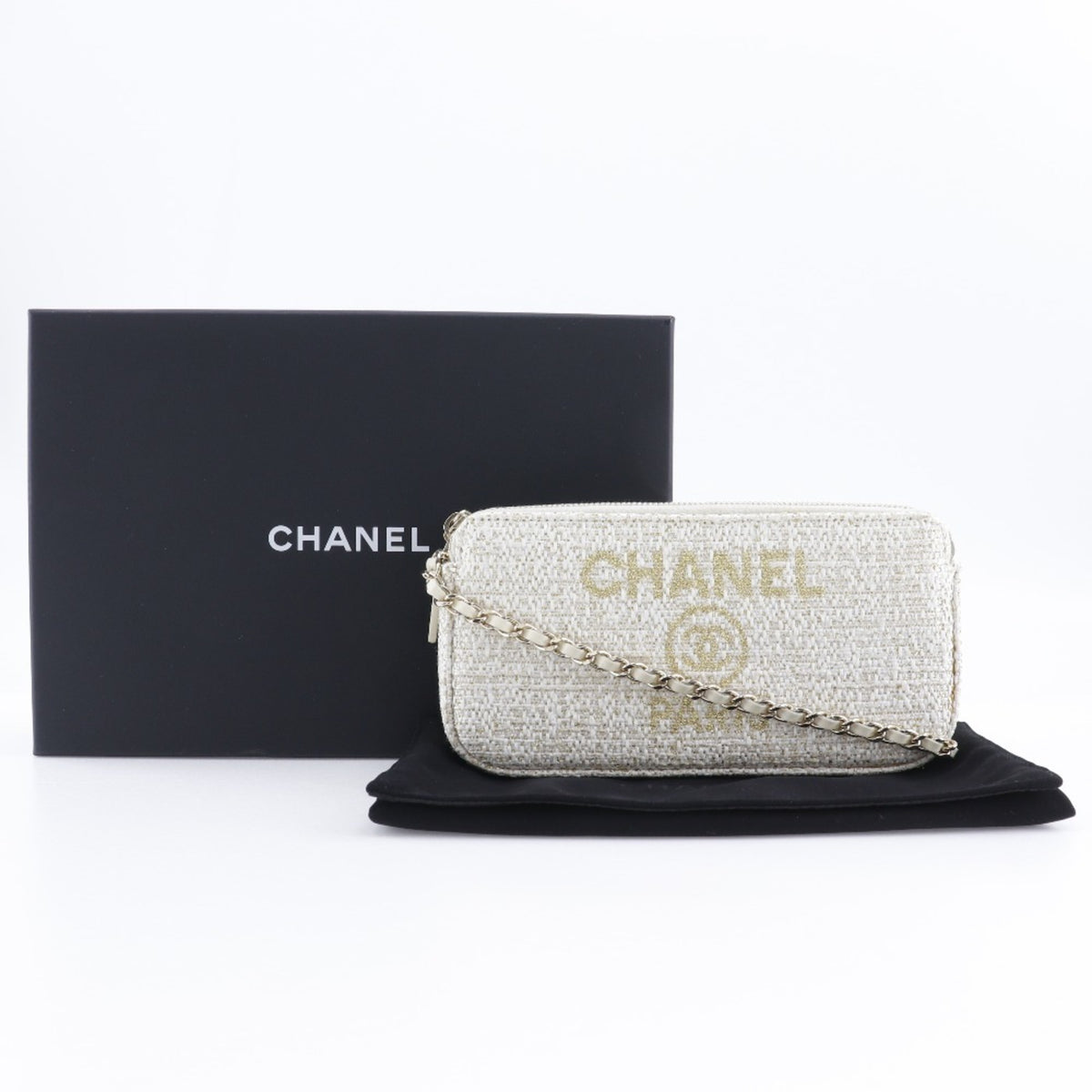 Chanel White Tweed Shoulder Bag (Pre-Owned)