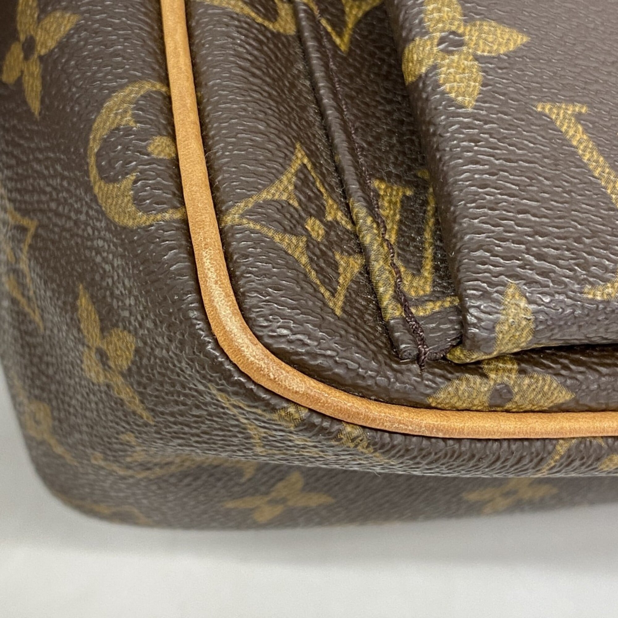 Louis Vuitton Brown Shoulder Bag (Pre-Owned)