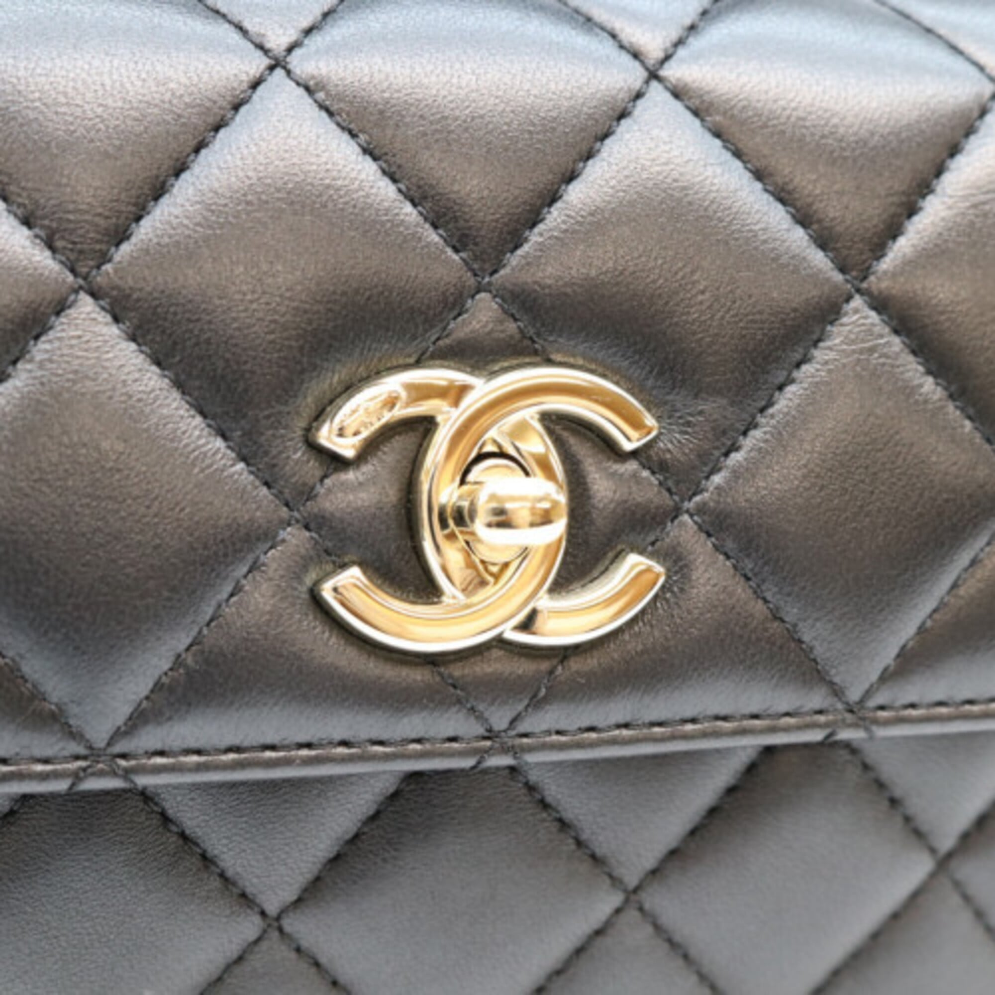 Chanel Black Leather Shoulder Bag (Pre-Owned)