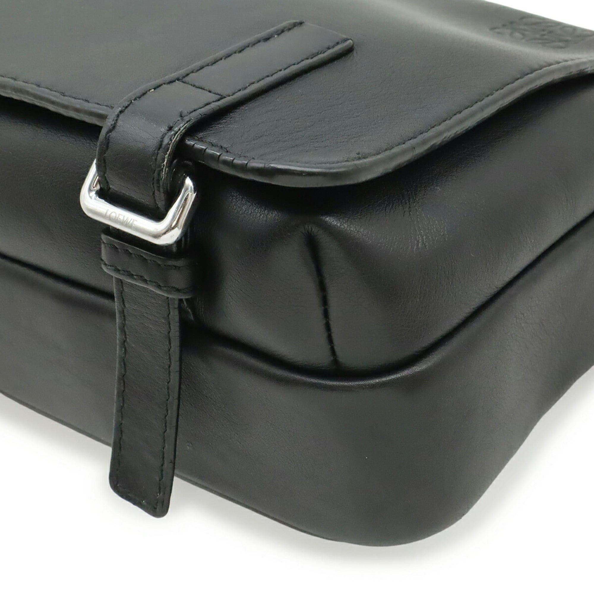 Loewe Black Leather Messenger Bag Shoulder Bag (Pre-Owned)