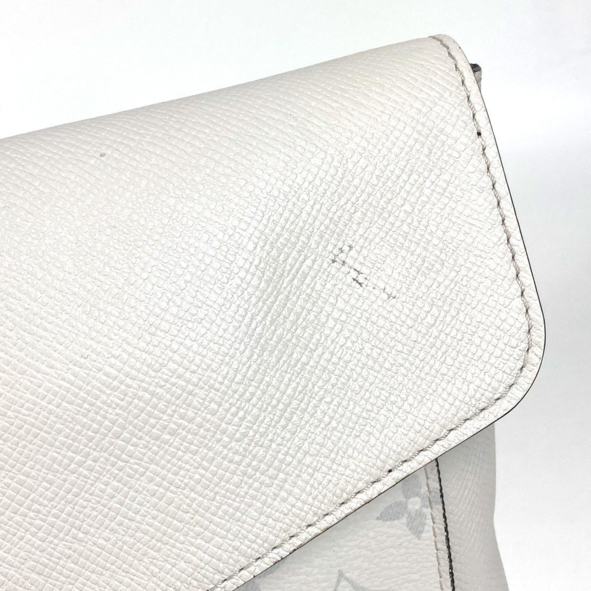 Louis Vuitton White Taigarama Shoulder Bag (Pre-Owned)