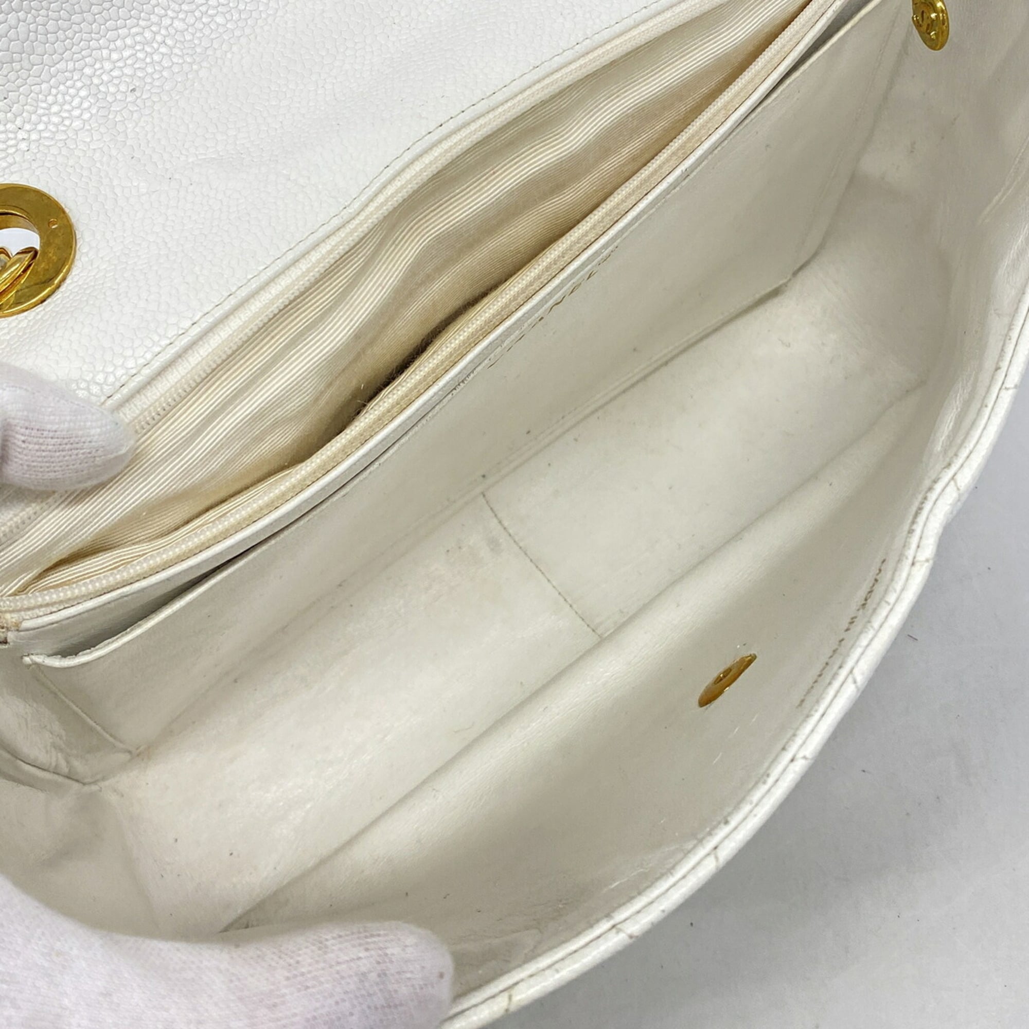 Chanel White Grained Calfskin Shoulder Bag (Pre-Owned)