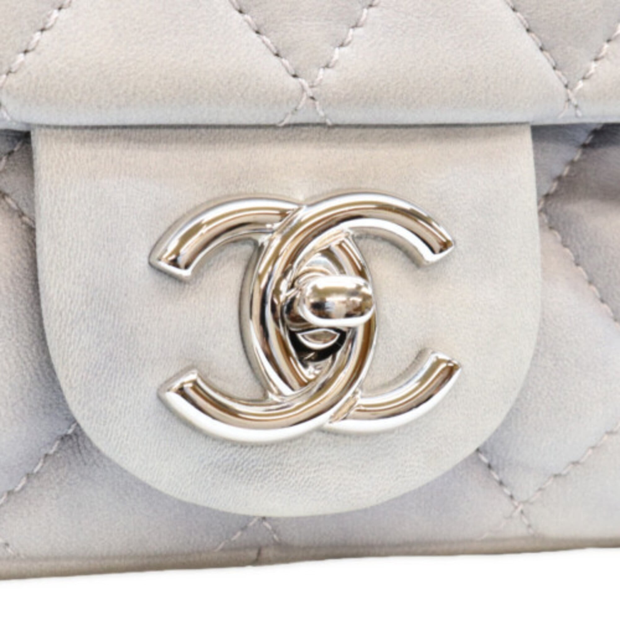 Chanel Gray Leather Shoulder Bag (Pre-Owned)