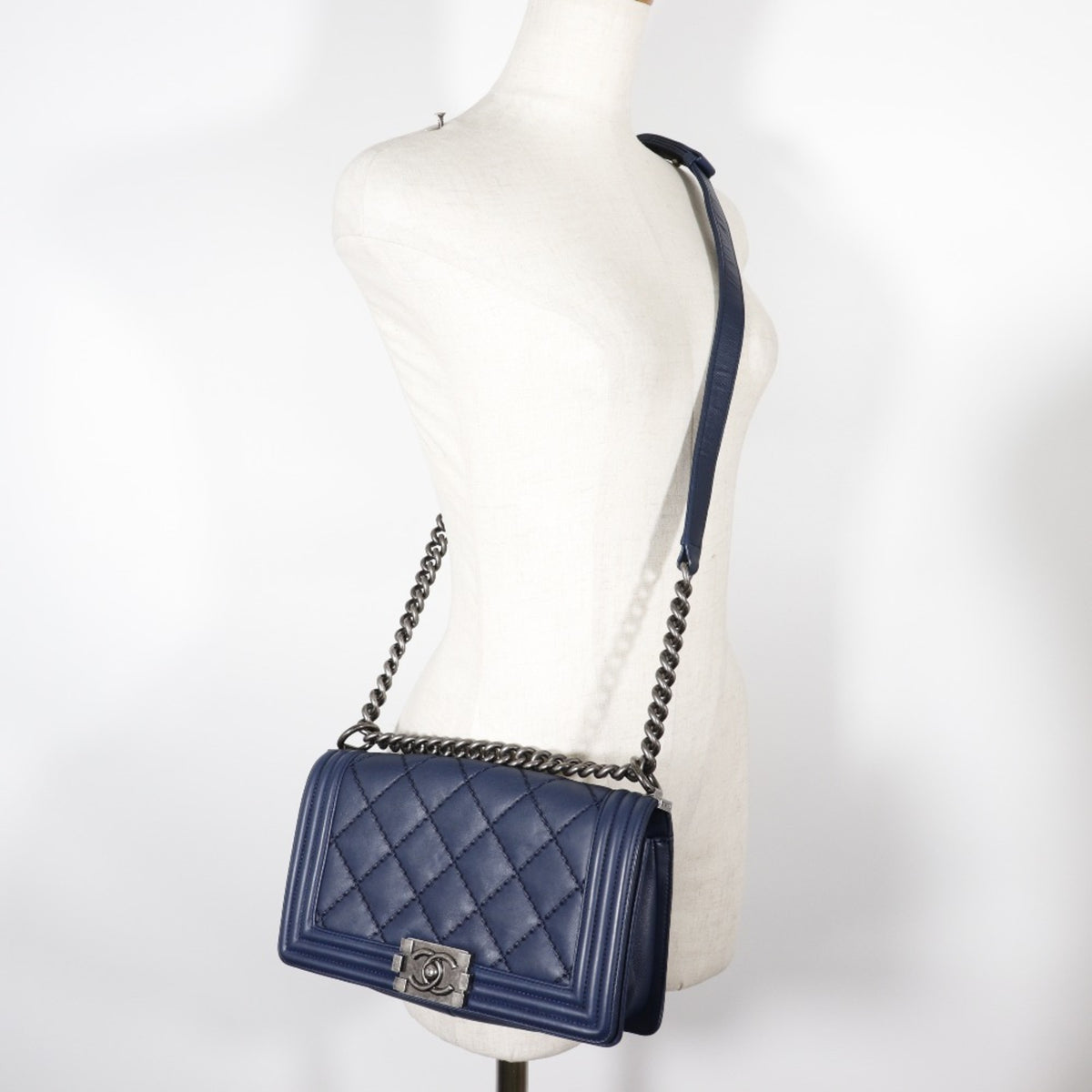 Chanel Navy Leather Shoulder Bag (Pre-Owned)