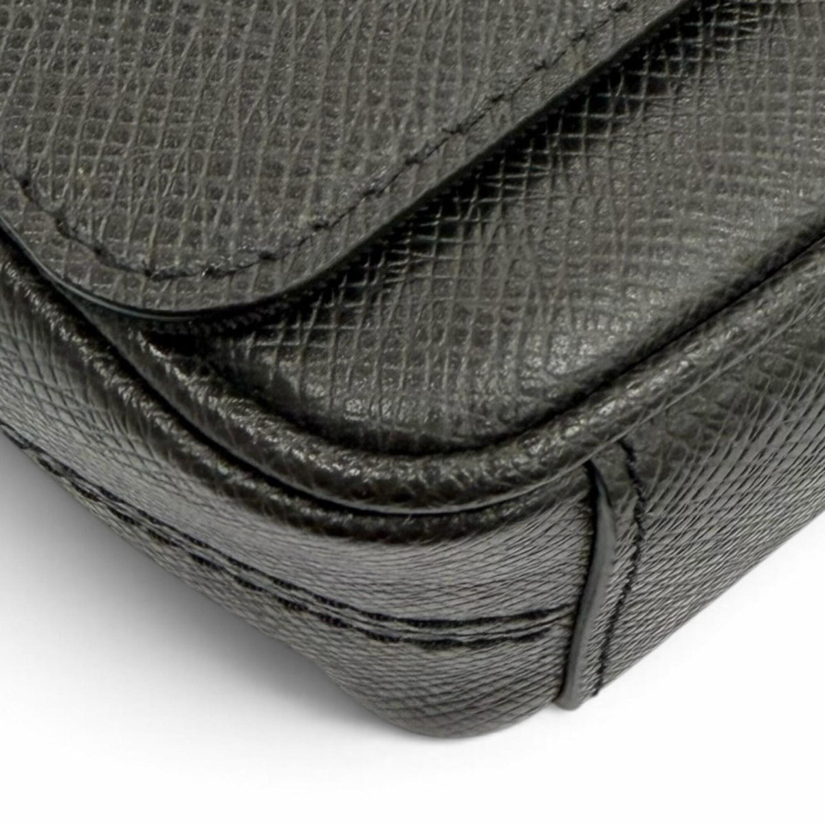 Louis Vuitton Black Taiga Leather Shoulder Bag (Pre-Owned)