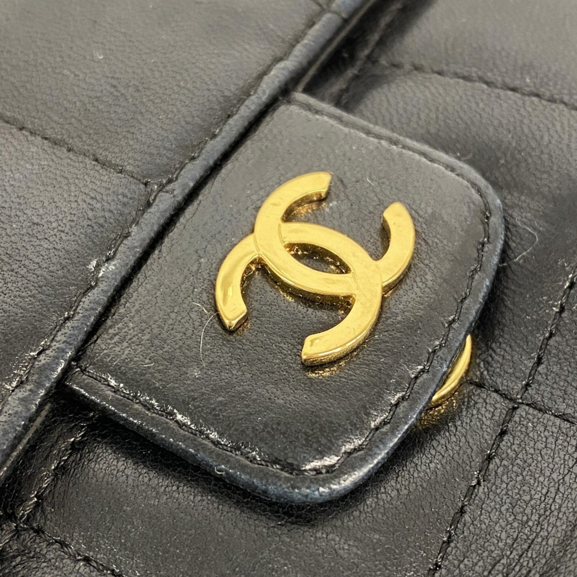 Chanel Black Leather Shoulder Bag (Pre-Owned)