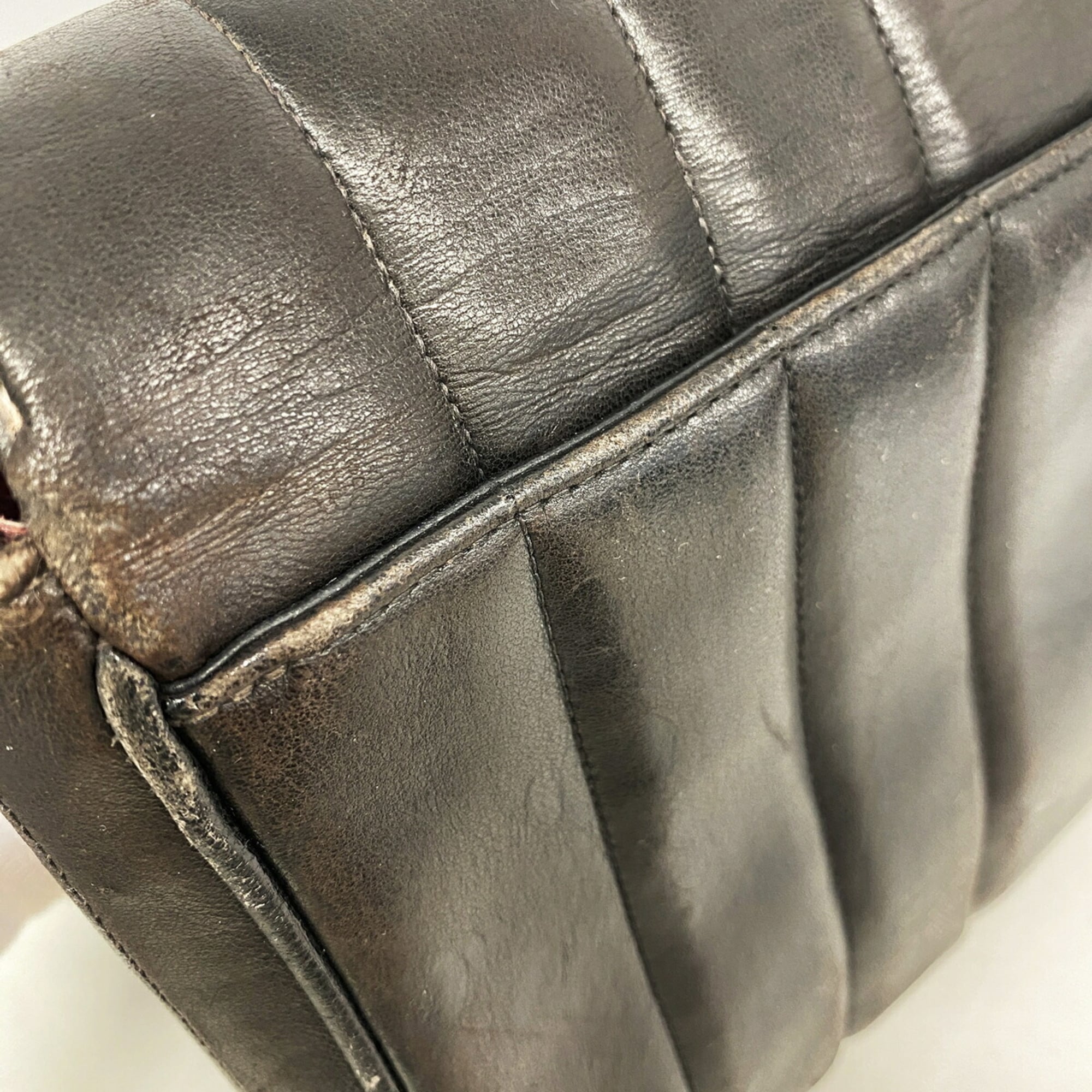 Chanel Black Leather Shoulder Bag (Pre-Owned)