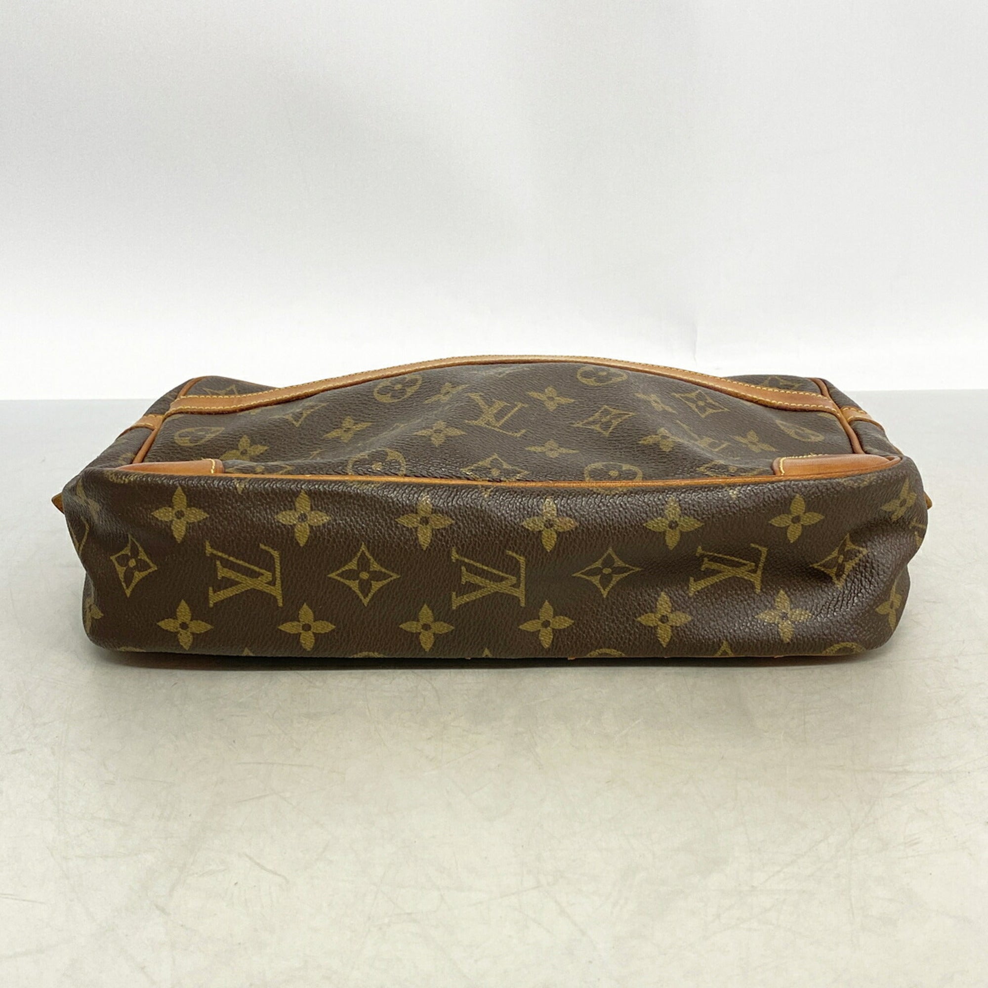 Louis Vuitton Brown Clutch Bag (Pre-Owned)