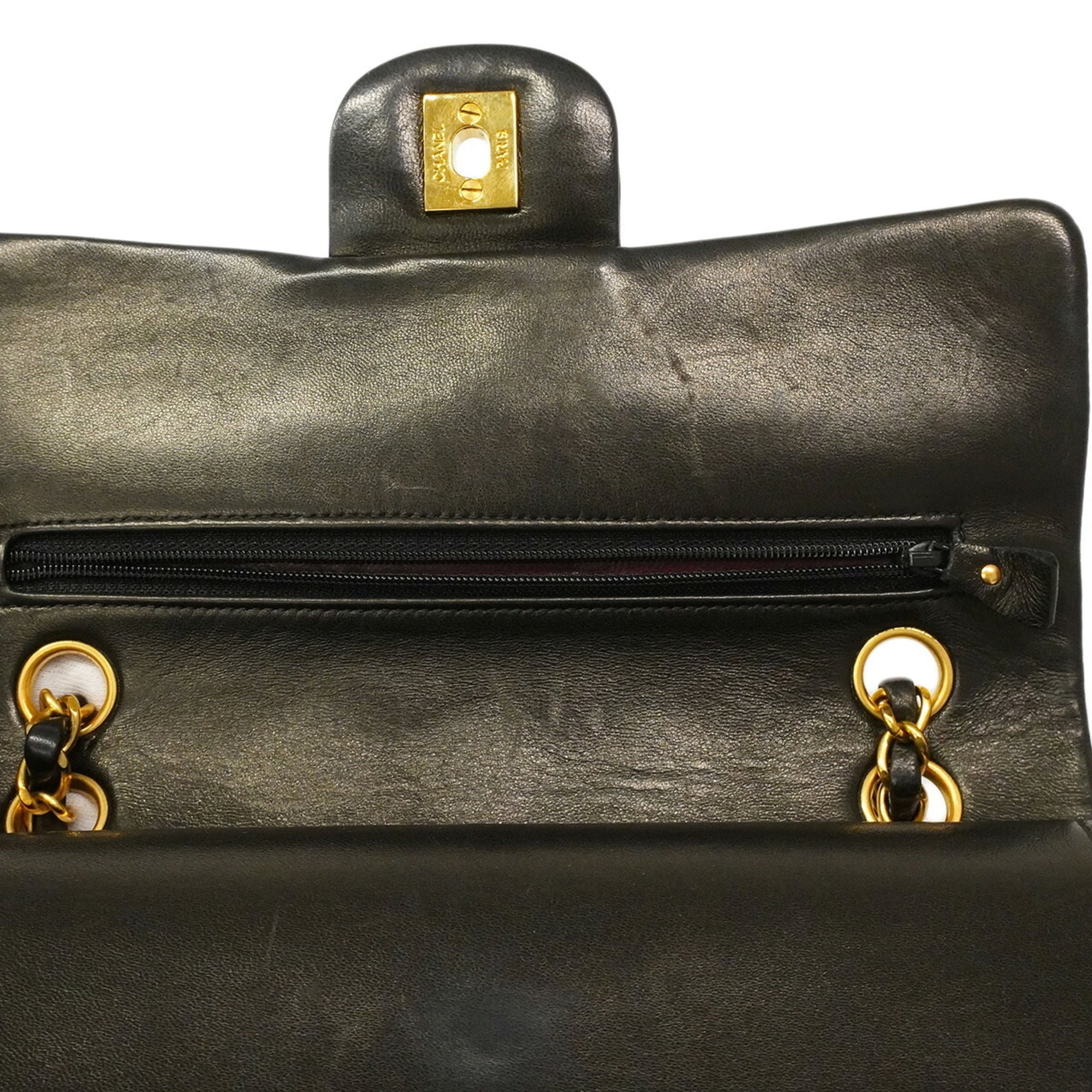 Chanel Black Leather Shoulder Bag (Pre-Owned)
