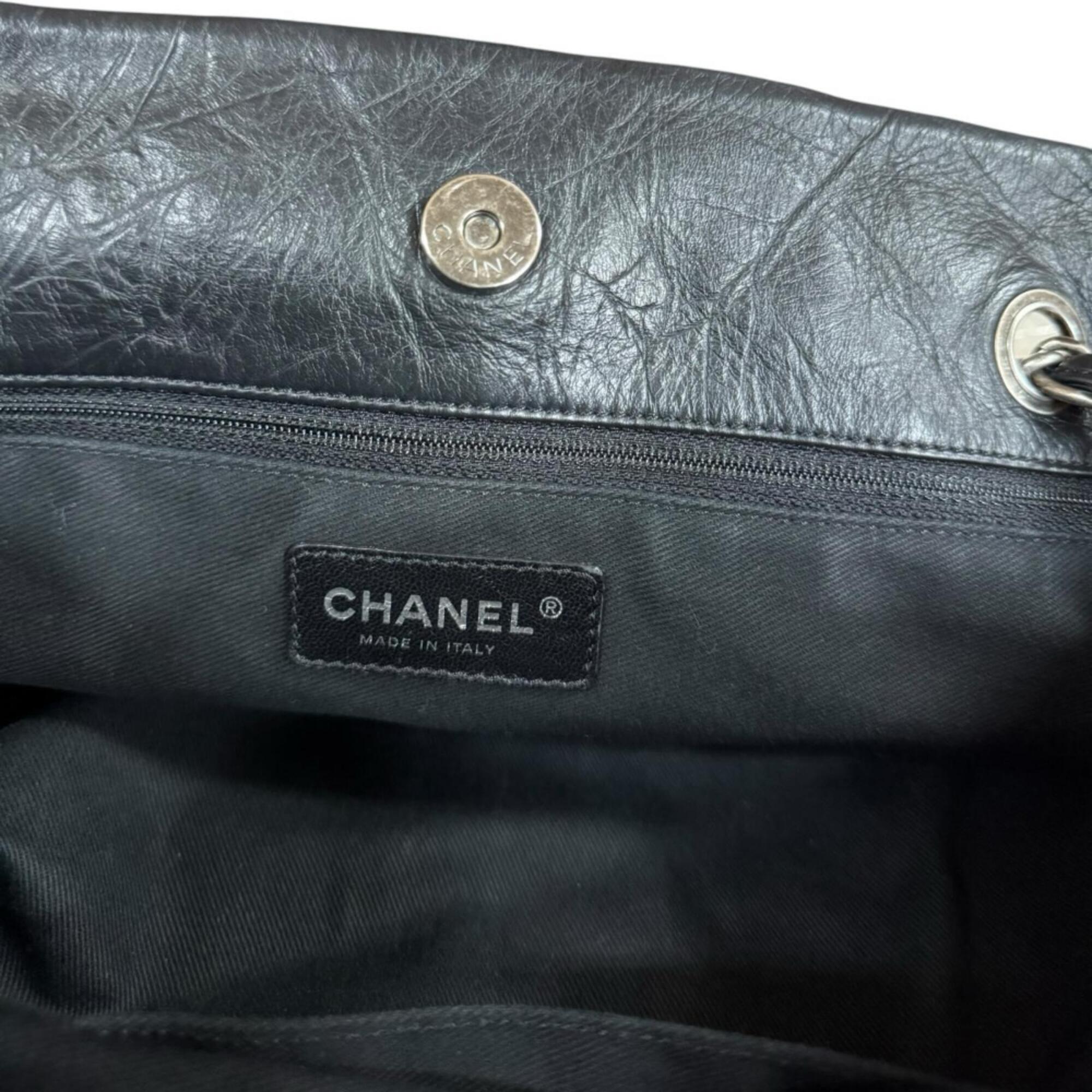 Chanel Matelasse Black Leather Shoulder Bag (Pre-Owned)